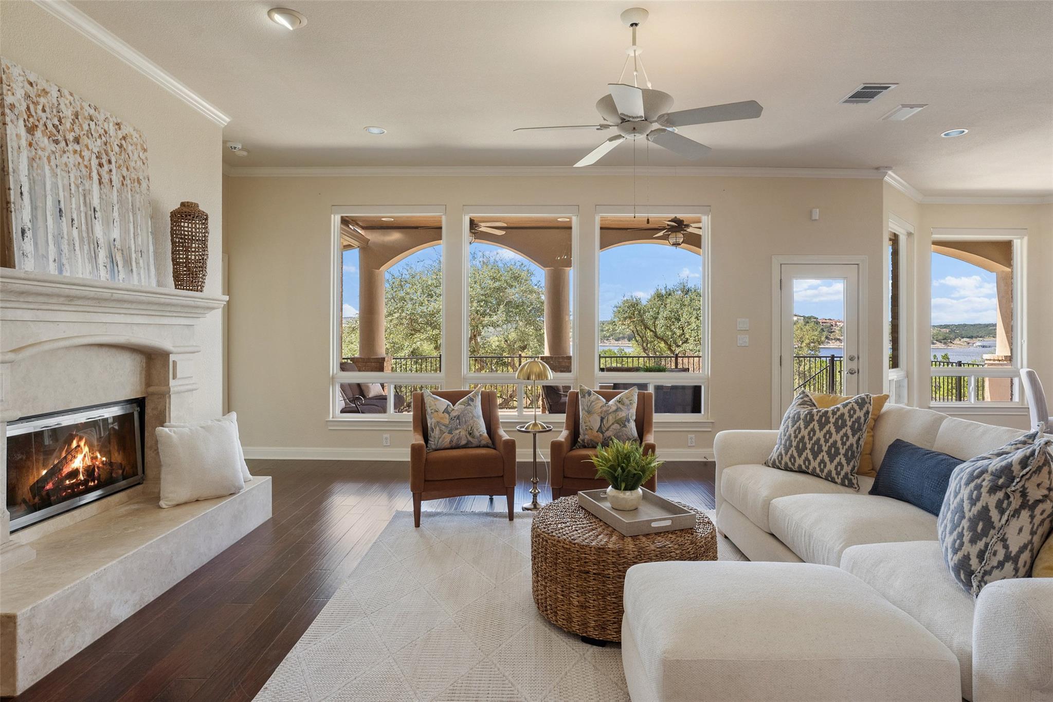 316 Lakefront Dr, Point Venture, TX 78645