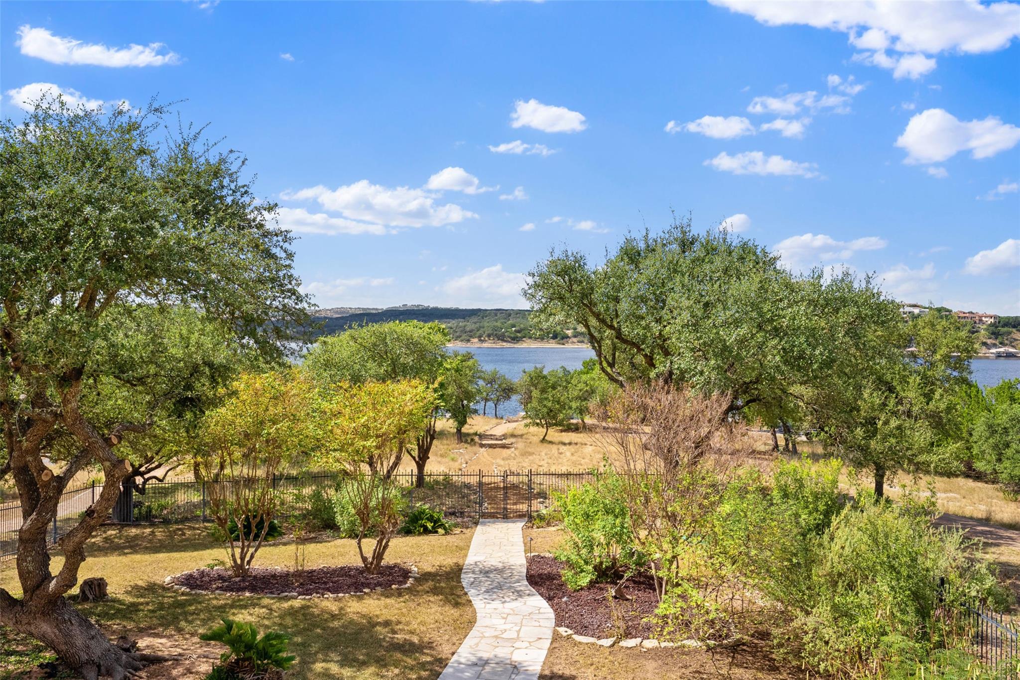 316 Lakefront Dr, Point Venture, TX 78645