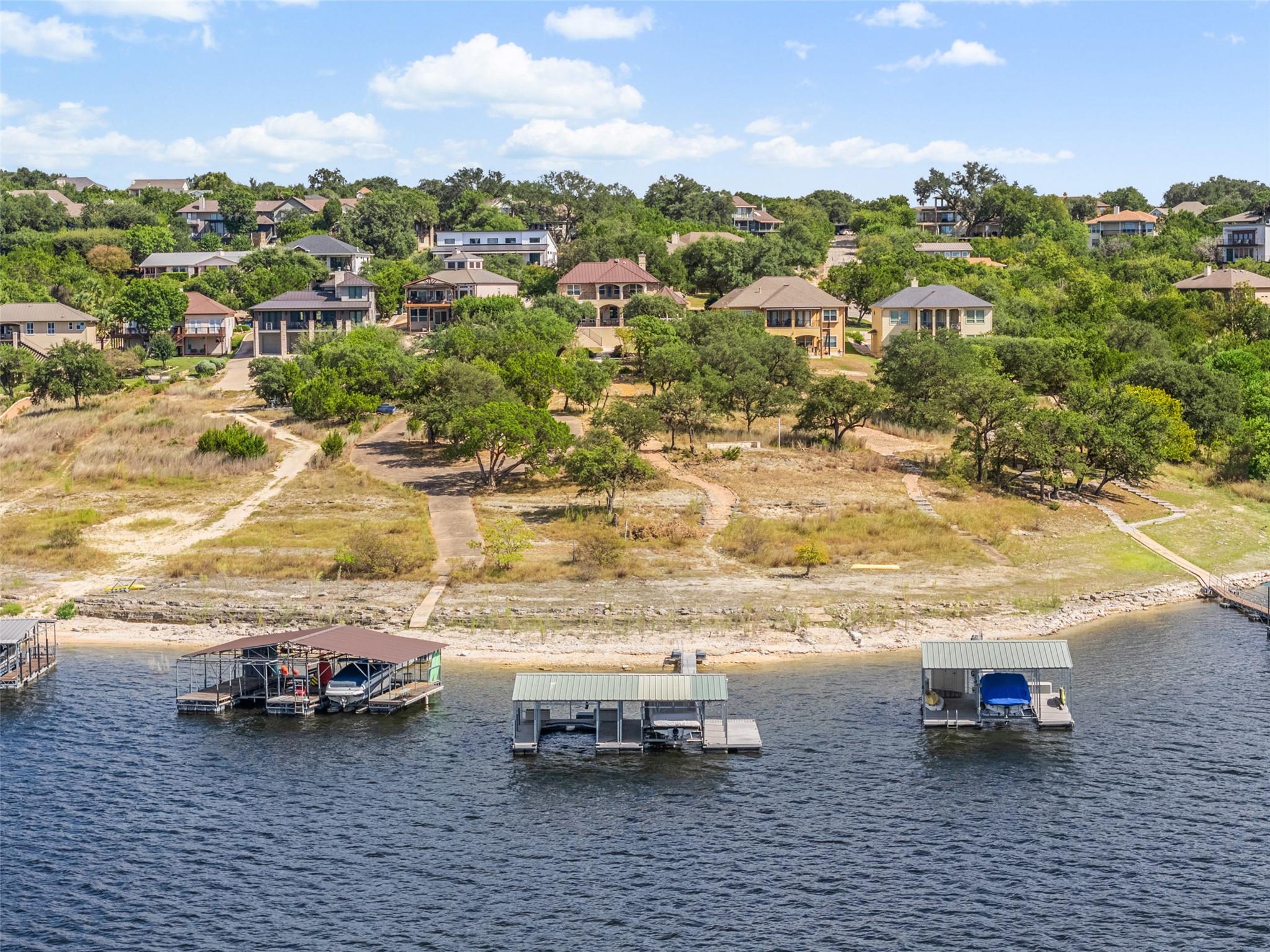 316 Lakefront Dr, Point Venture, TX 78645
