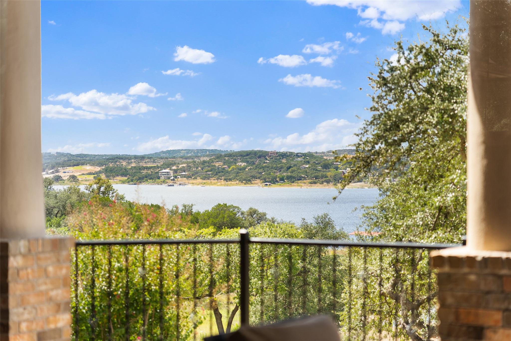 316 Lakefront Dr, Point Venture, TX 78645