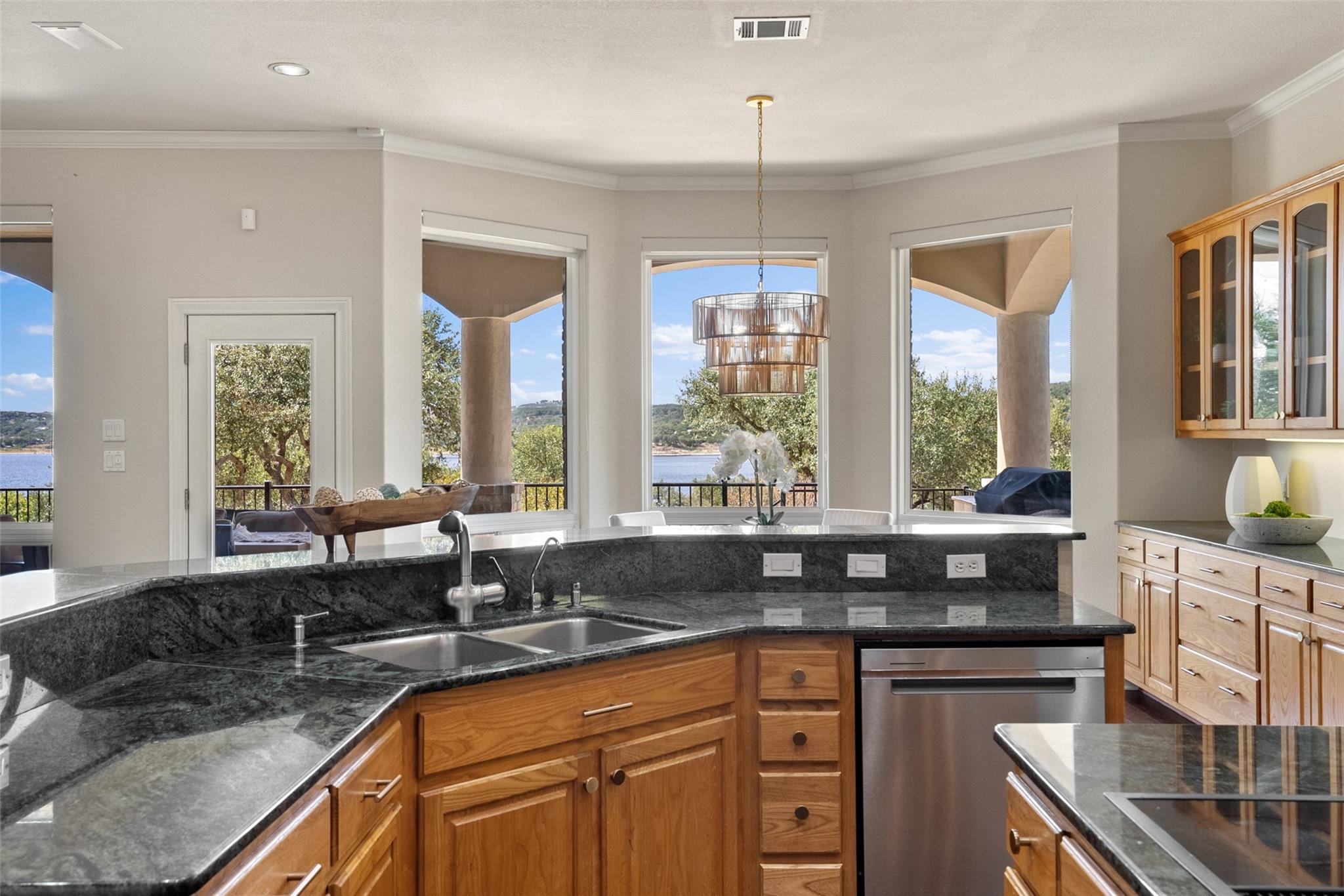 316 Lakefront Dr, Point Venture, TX 78645