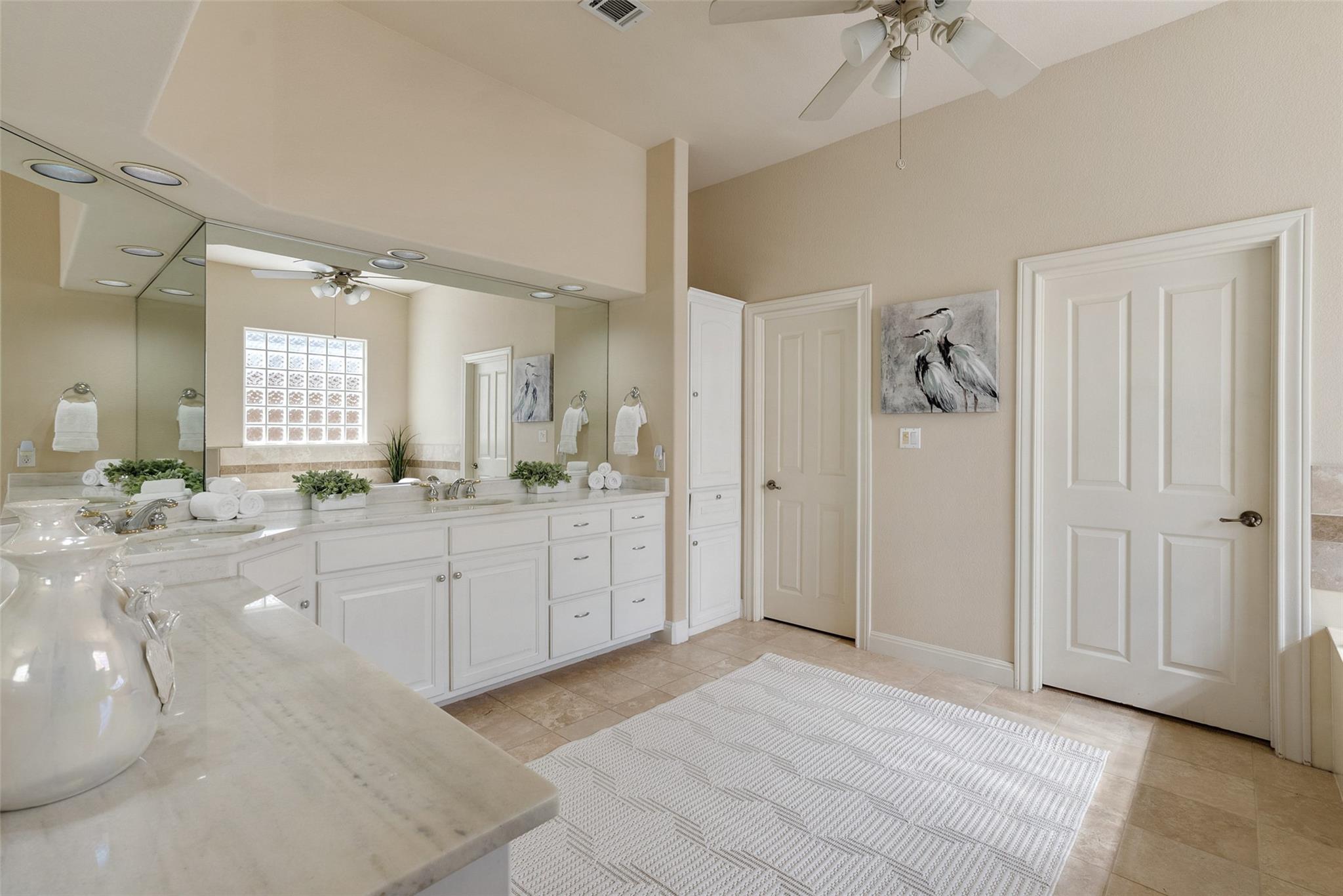 316 Lakefront Dr, Point Venture, TX 78645