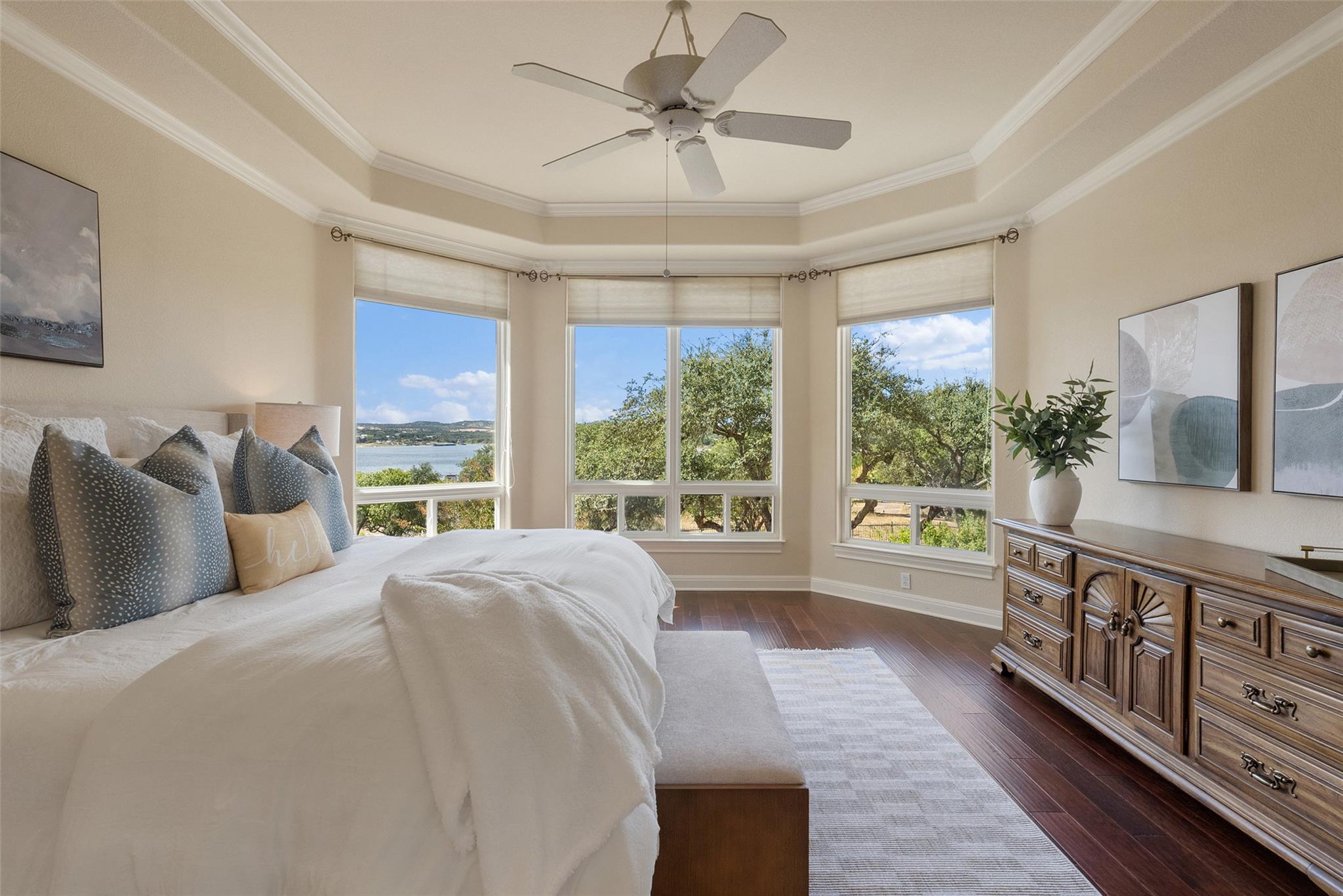 316 Lakefront Dr, Point Venture, TX 78645