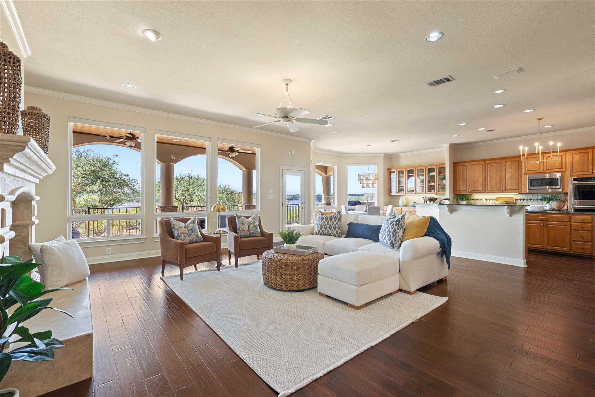 316 Lakefront Dr, Point Venture, TX 78645