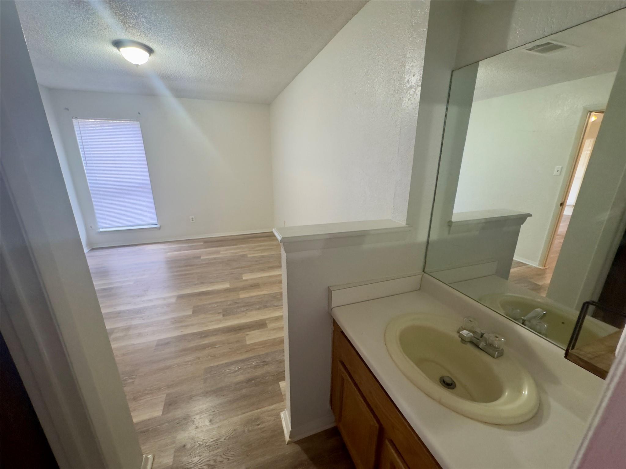 112 B Mockingbird Ln, Lockhart, TX 78644