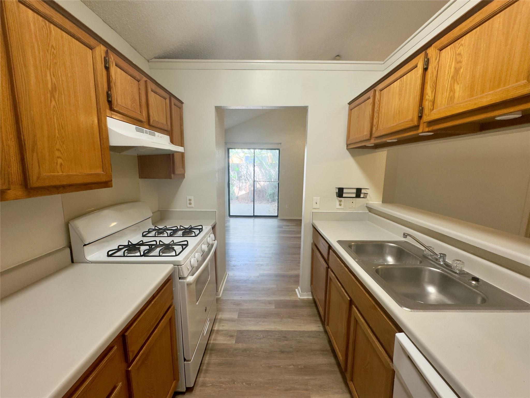 112 B Mockingbird Ln, Lockhart, TX 78644