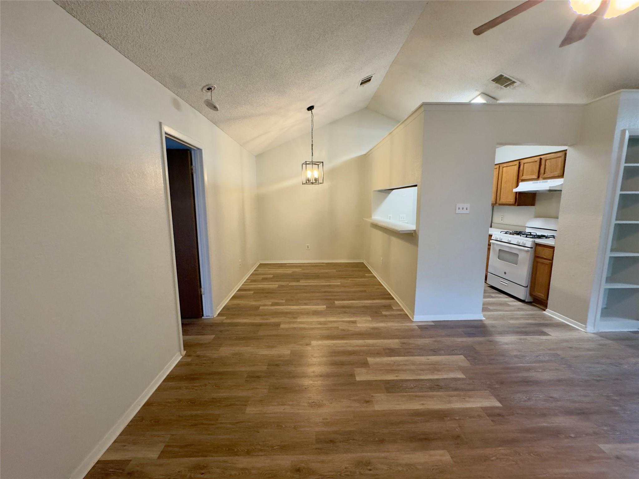 112 B Mockingbird Ln, Lockhart, TX 78644