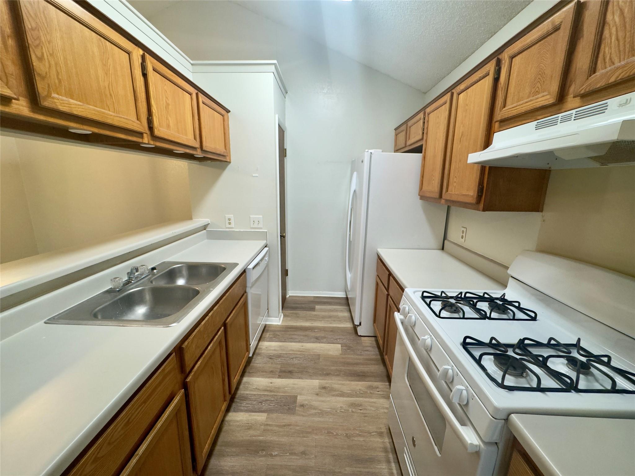 112 B Mockingbird Ln, Lockhart, TX 78644