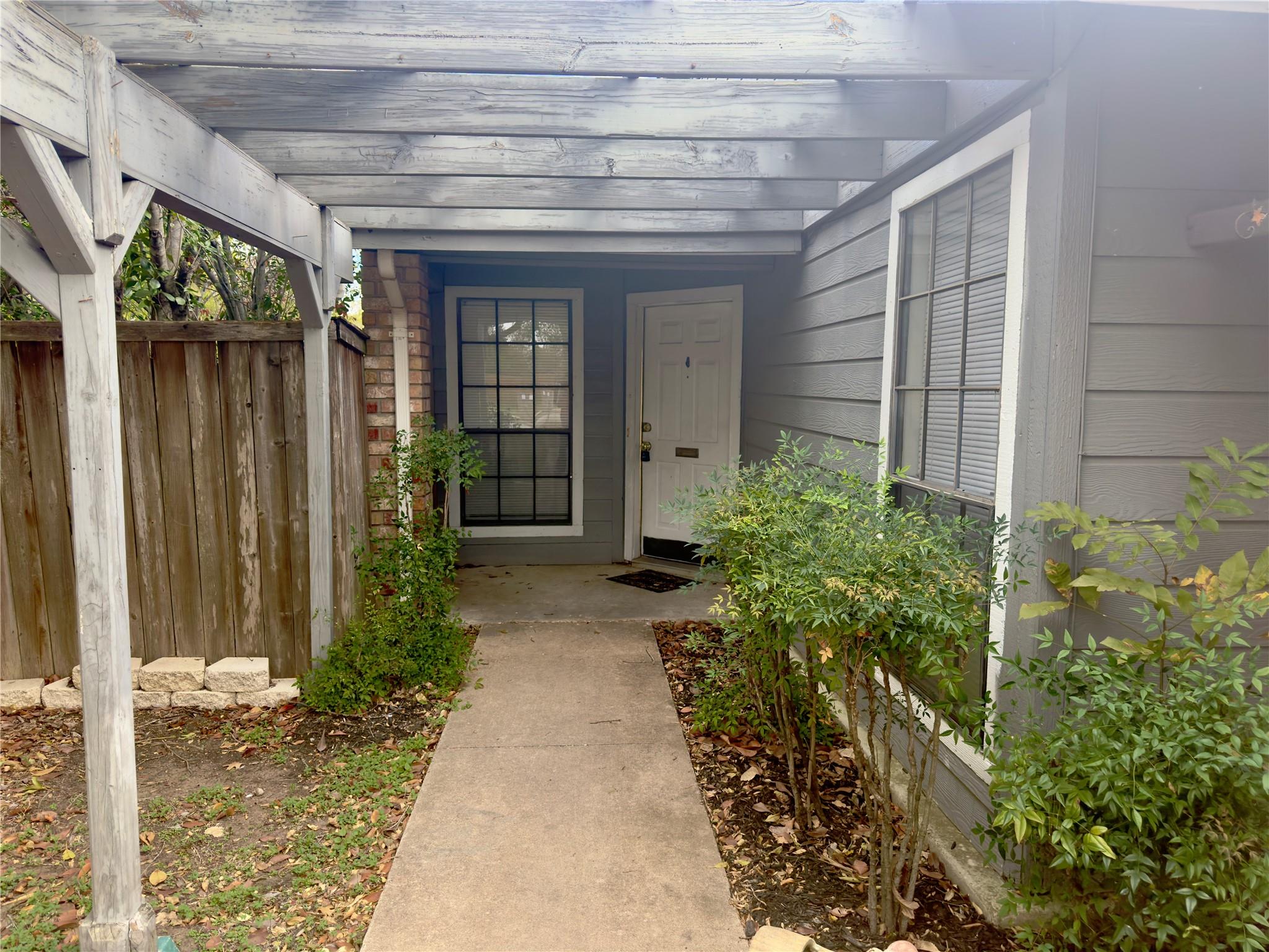 112 B Mockingbird Ln, Lockhart, TX 78644