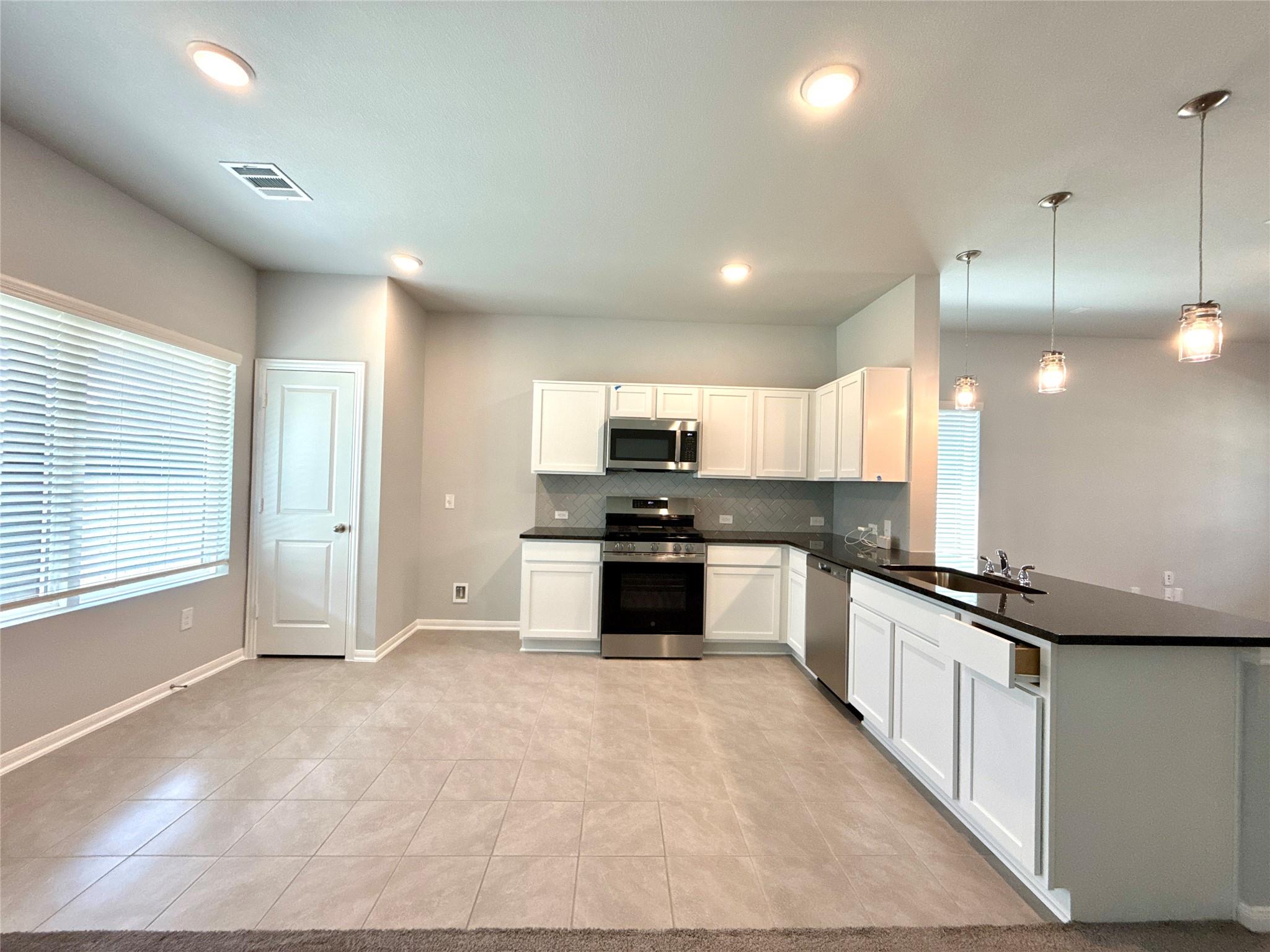 211 Bethany Creek Dr, Hutto, TX 78634