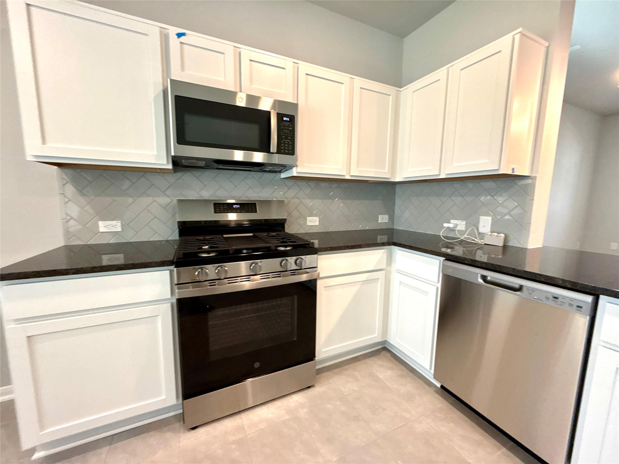 211 Bethany Creek Dr, Hutto, TX 78634