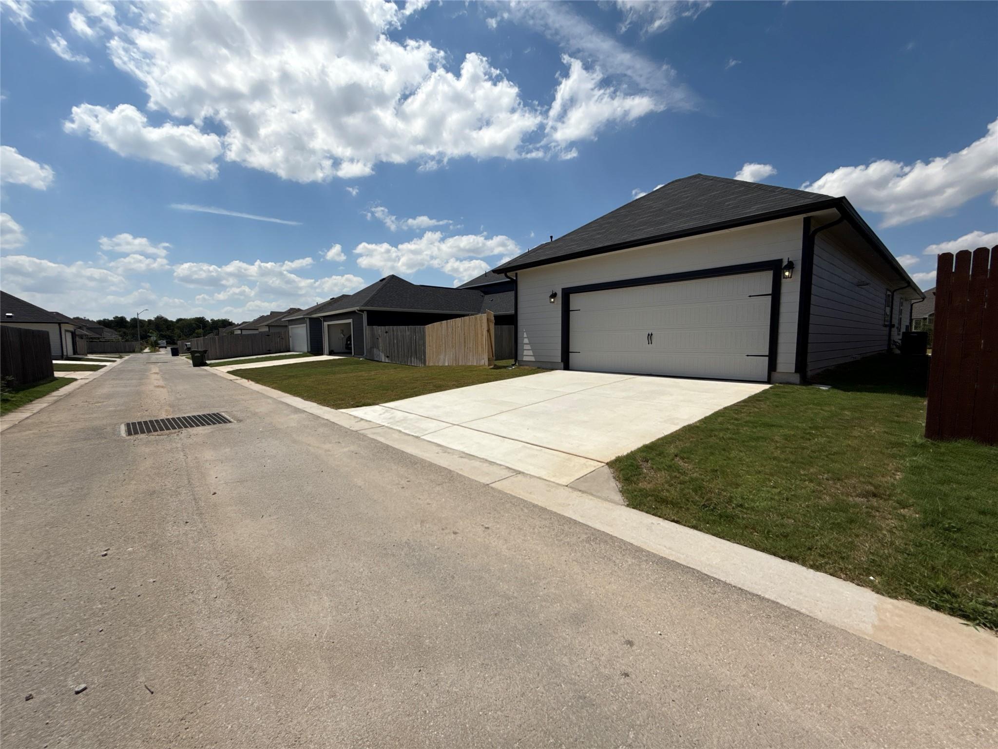 211 Bethany Creek Dr, Hutto, TX 78634