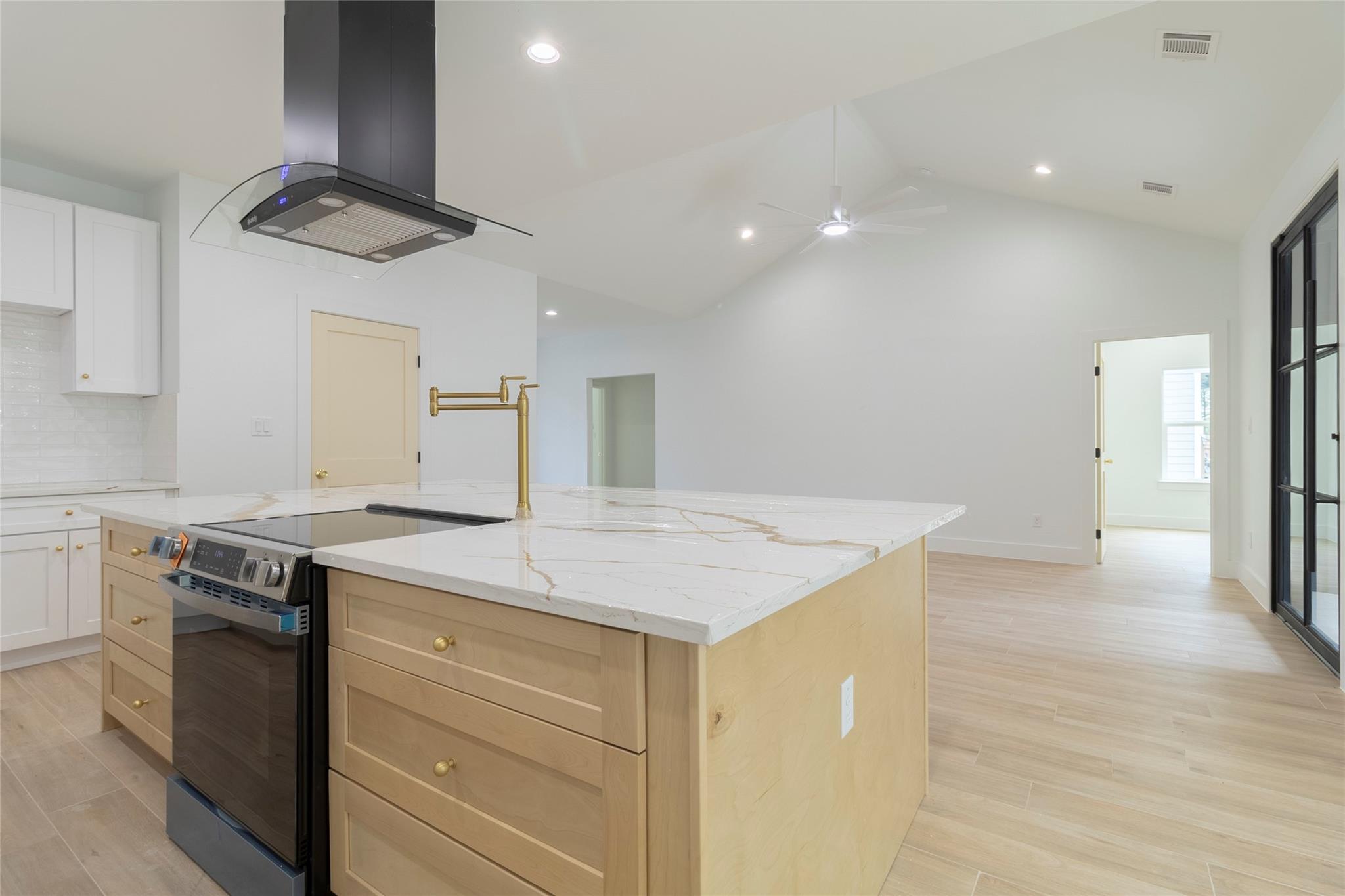 109 E Keanahalululu Ln, Bastrop, TX 78602