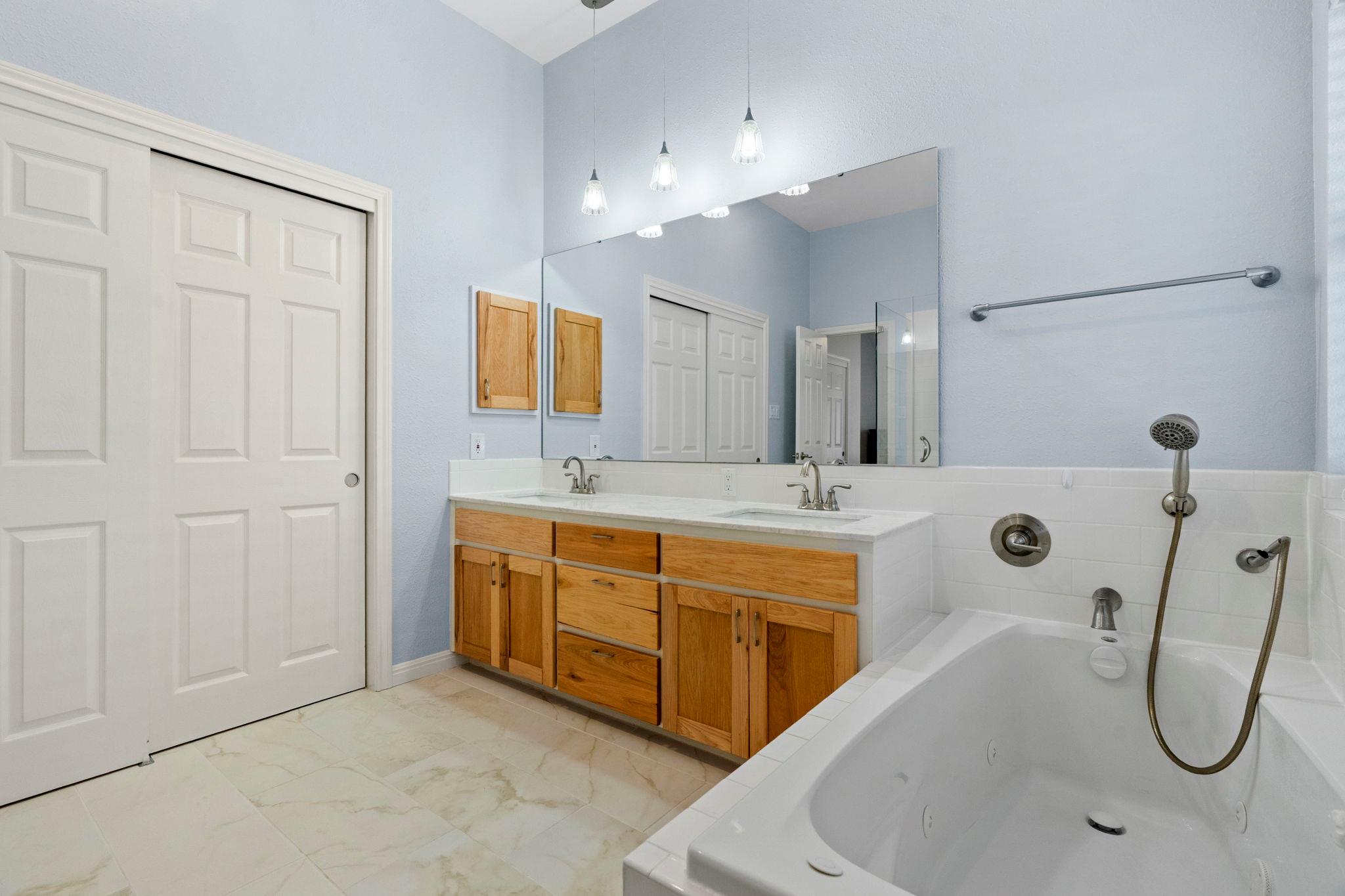 1406 WILLOW CREEK Dr, Leander, TX 78641