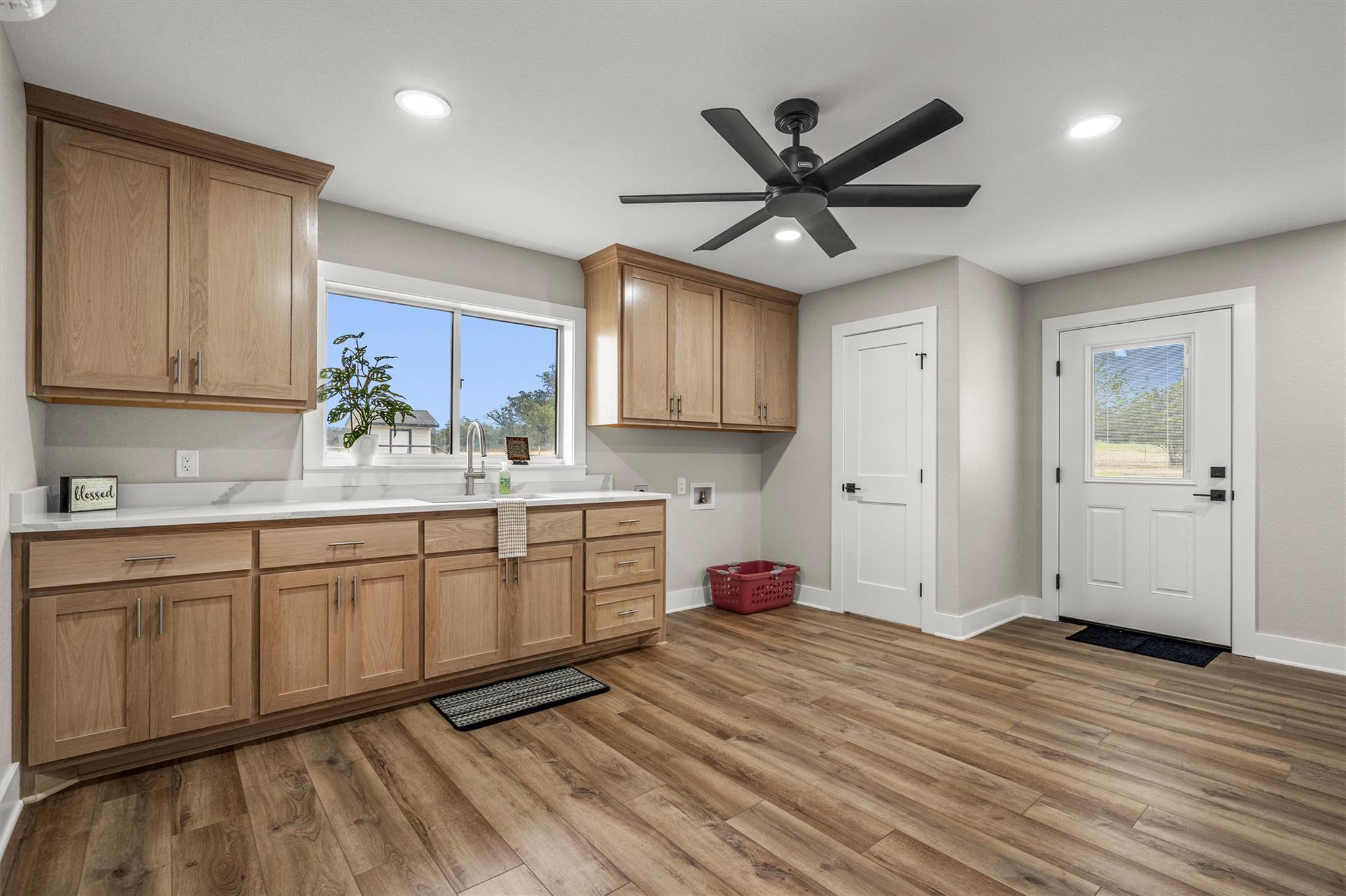 1037 Western Hills Rd, Rockdale, TX 76567