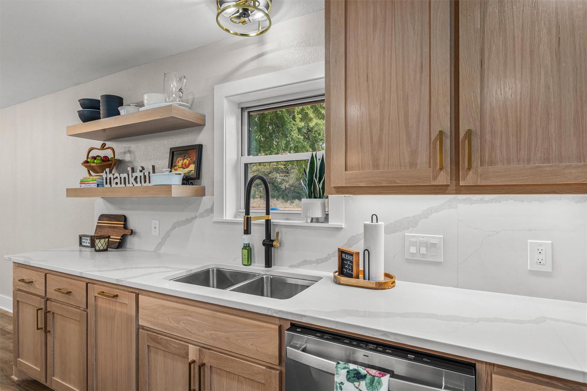 1037 Western Hills Rd, Rockdale, TX 76567