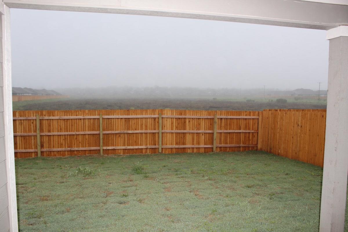 1002 Austin Bayou Dr, Hutto, TX 78634