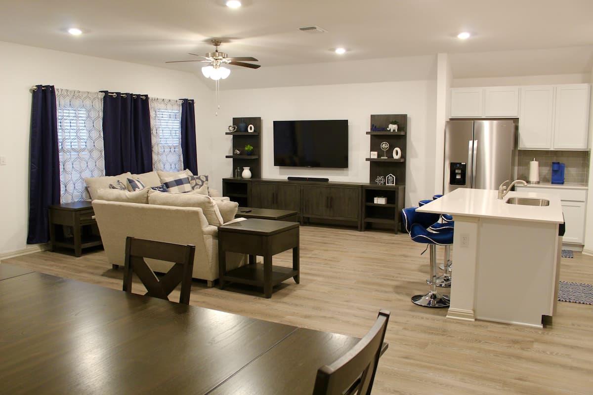 1002 Austin Bayou Dr, Hutto, TX 78634