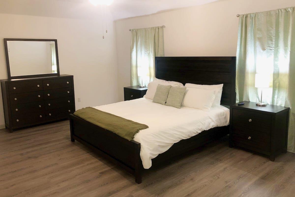 1002 Austin Bayou Dr, Hutto, TX 78634