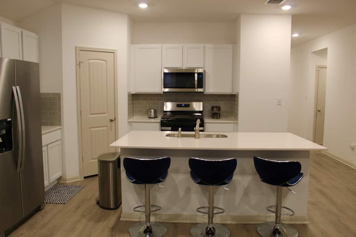 1002 Austin Bayou Dr, Hutto, TX 78634