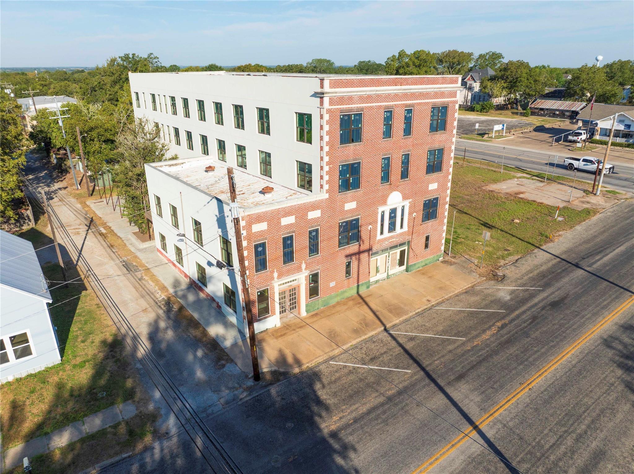 607 Lyons Ave, Schulenburg, TX 78956