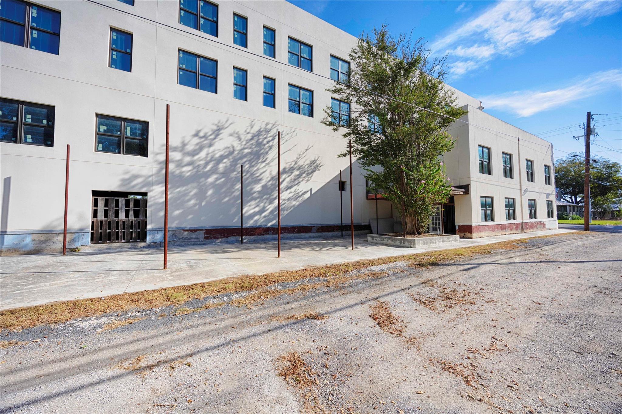 607 Lyons Ave, Schulenburg, TX 78956