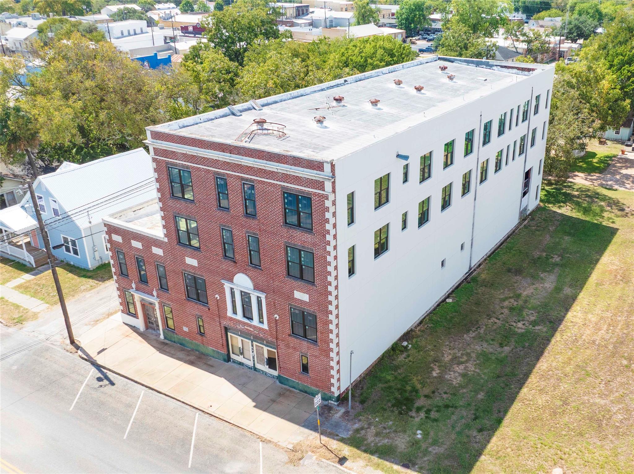 607 Lyons Ave, Schulenburg, TX 78956