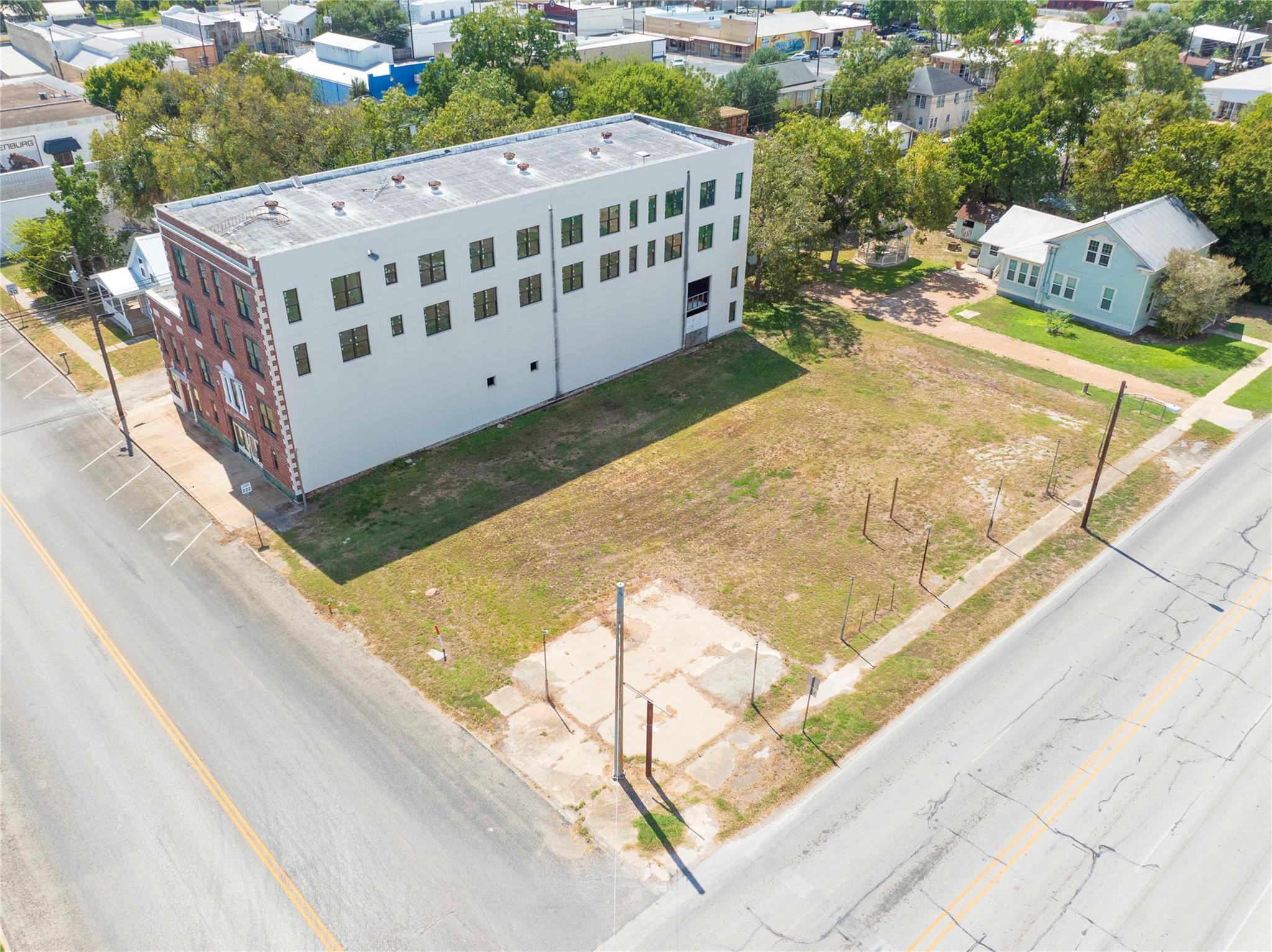 607 Lyons Ave, Schulenburg, TX 78956