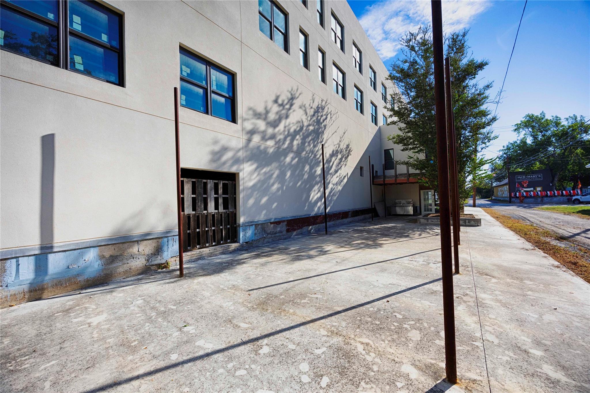 607 Lyons Ave, Schulenburg, TX 78956