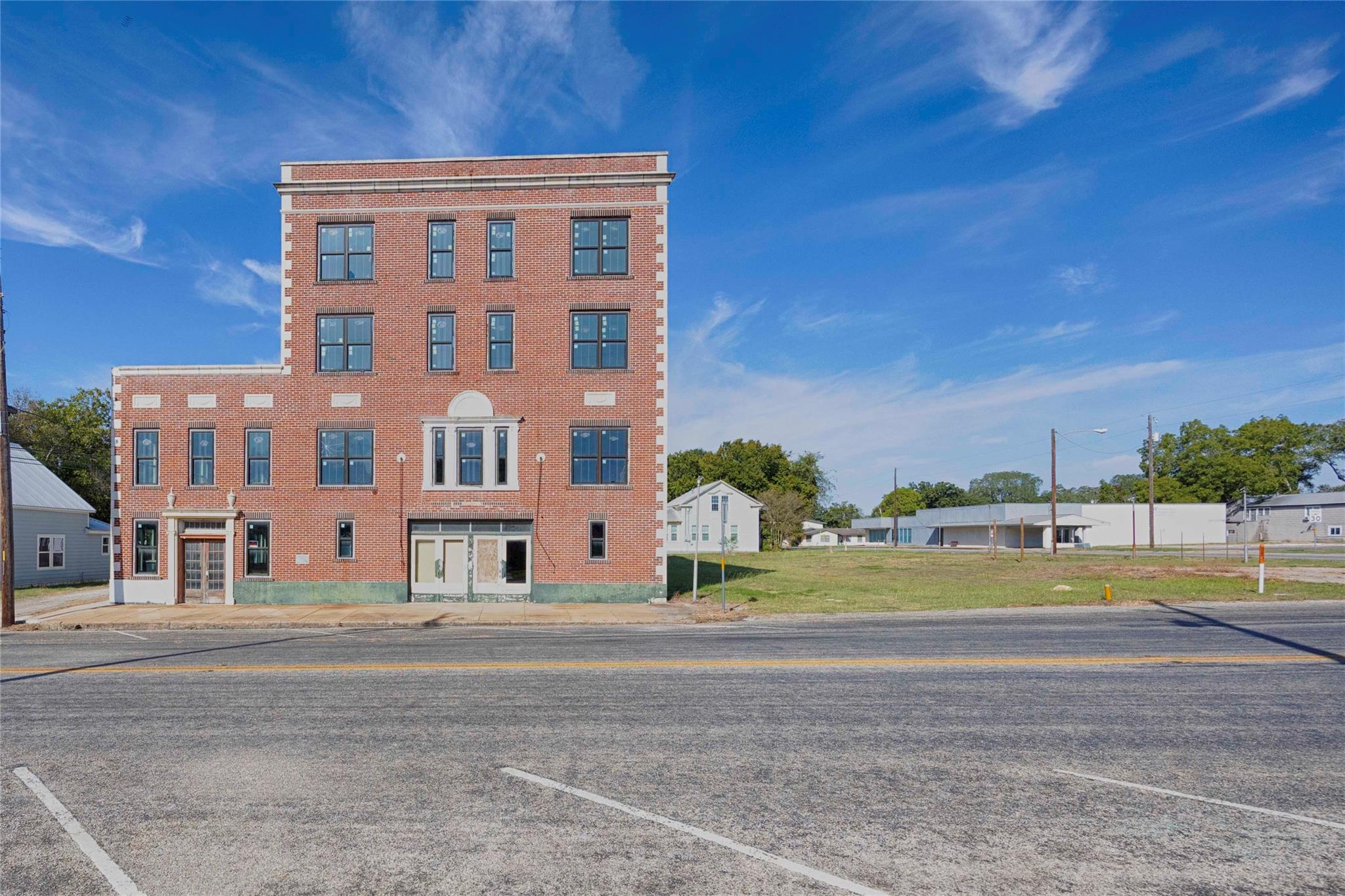 607 Lyons Ave, Schulenburg, TX 78956