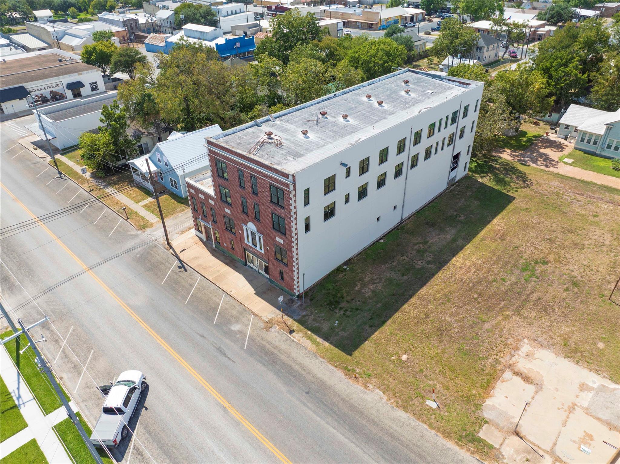 607 Lyons Ave, Schulenburg, TX 78956