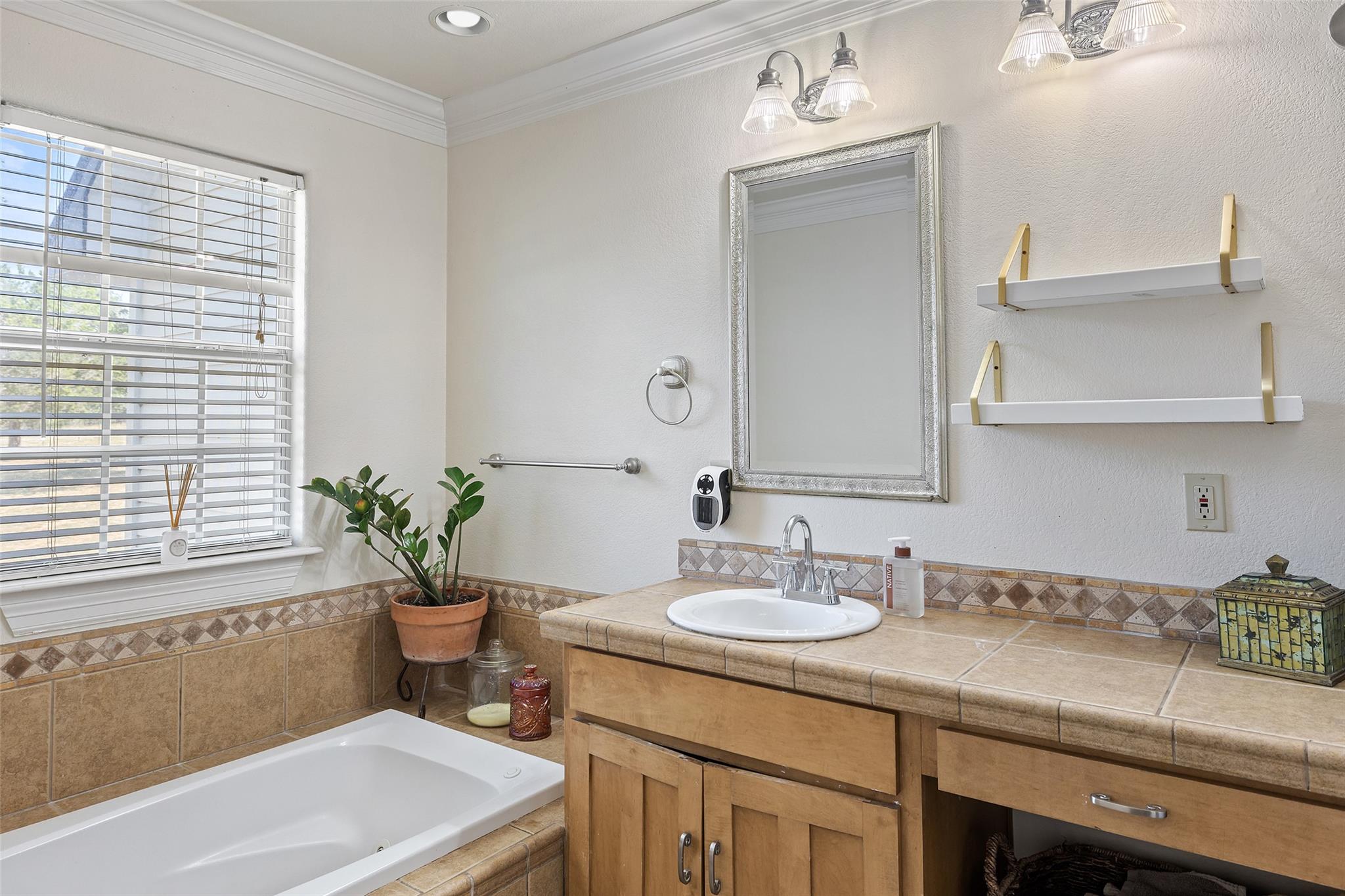 280 Stonegate Dr, Johnson City, TX 78636