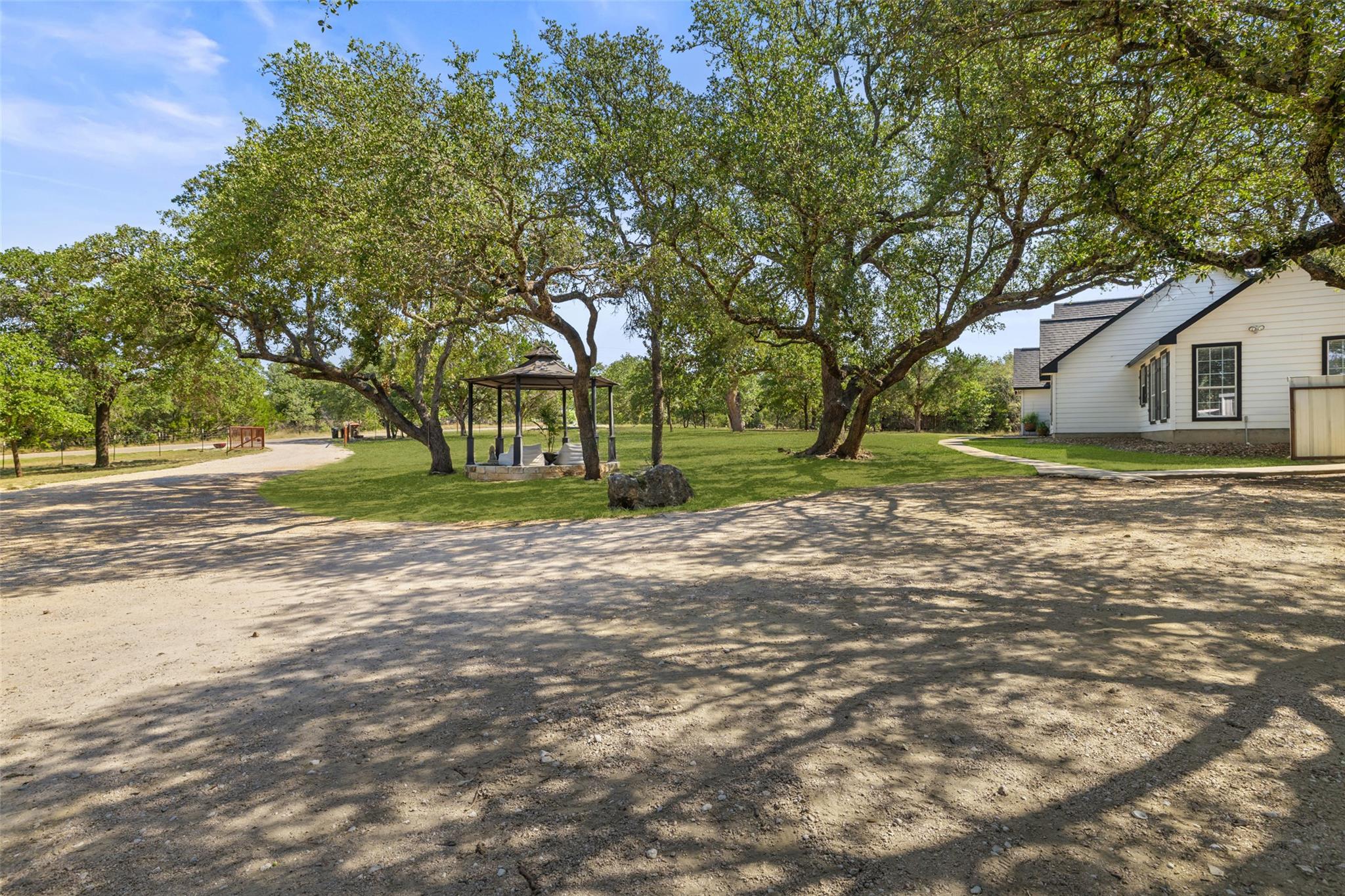 280 Stonegate Dr, Johnson City, TX 78636