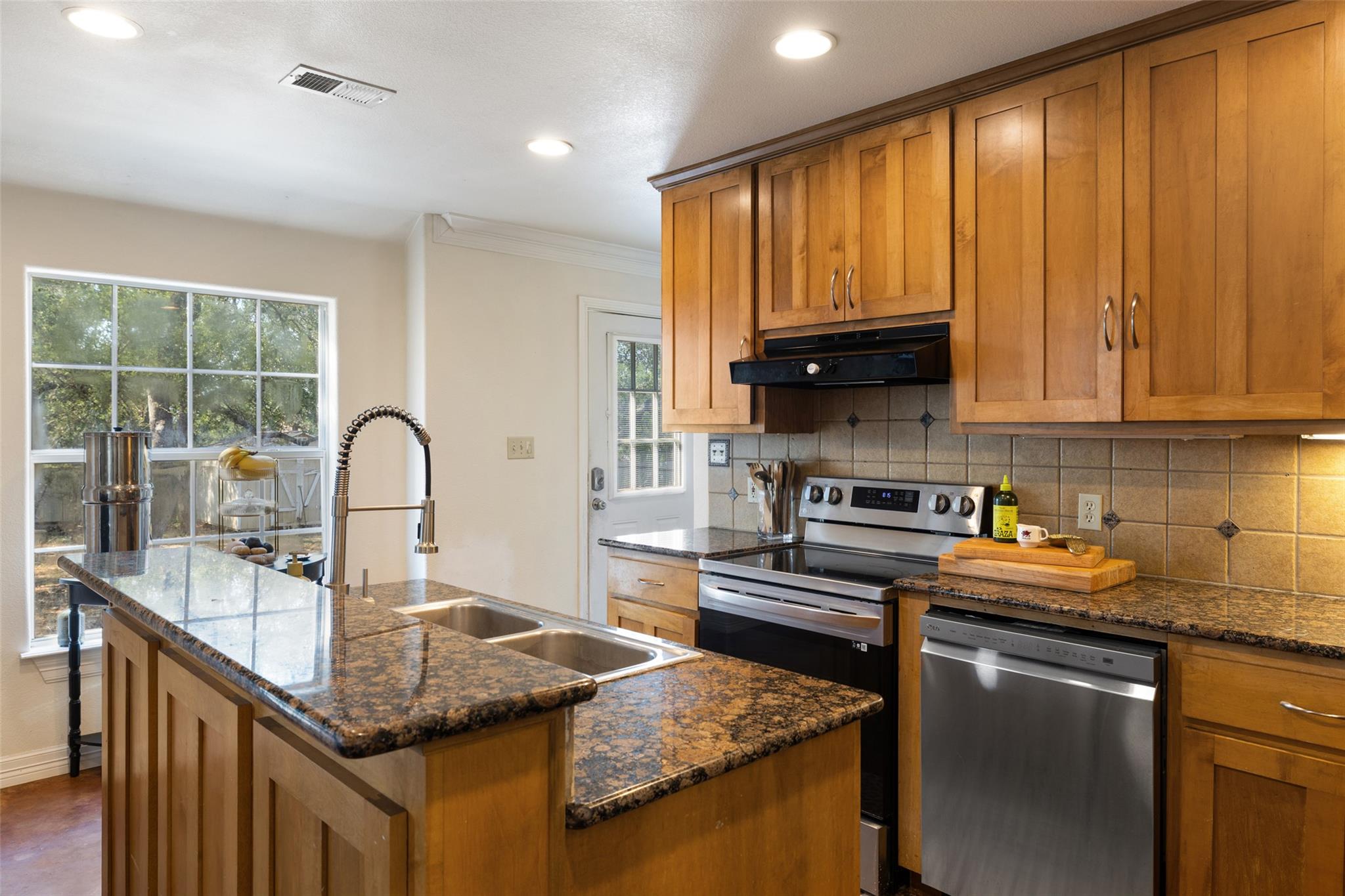 280 Stonegate Dr, Johnson City, TX 78636