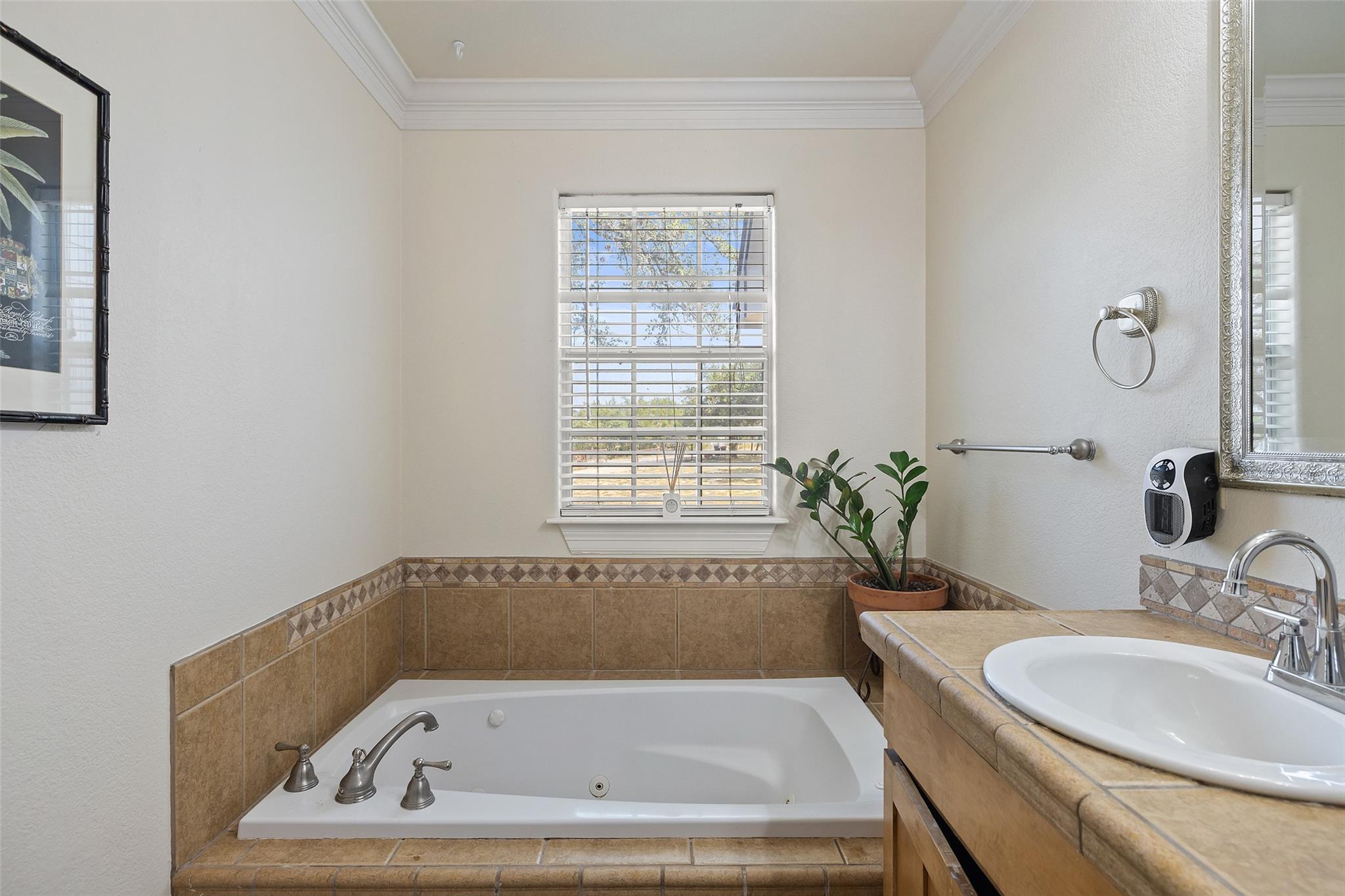 280 Stonegate Dr, Johnson City, TX 78636