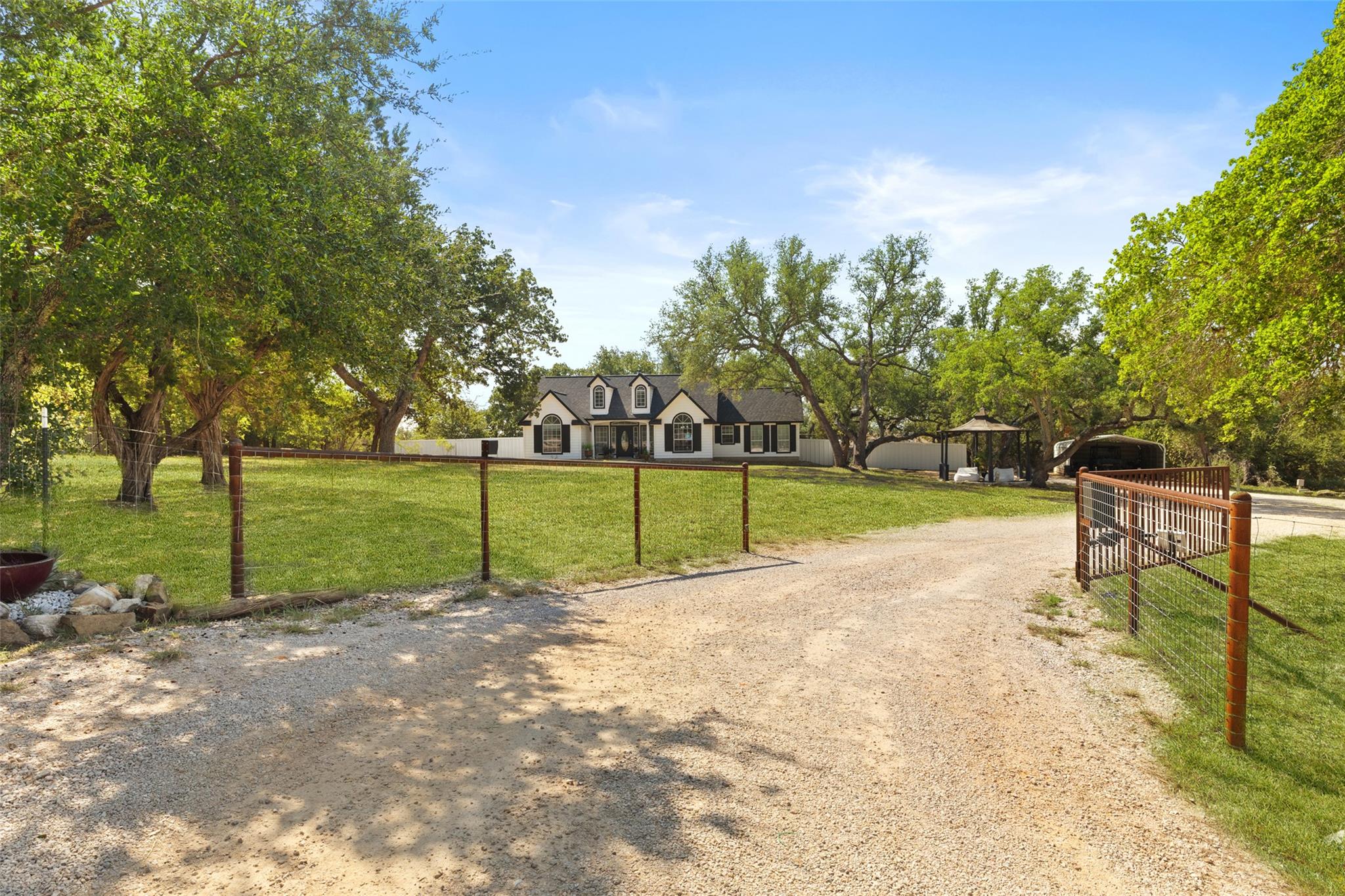 280 Stonegate Dr, Johnson City, TX 78636