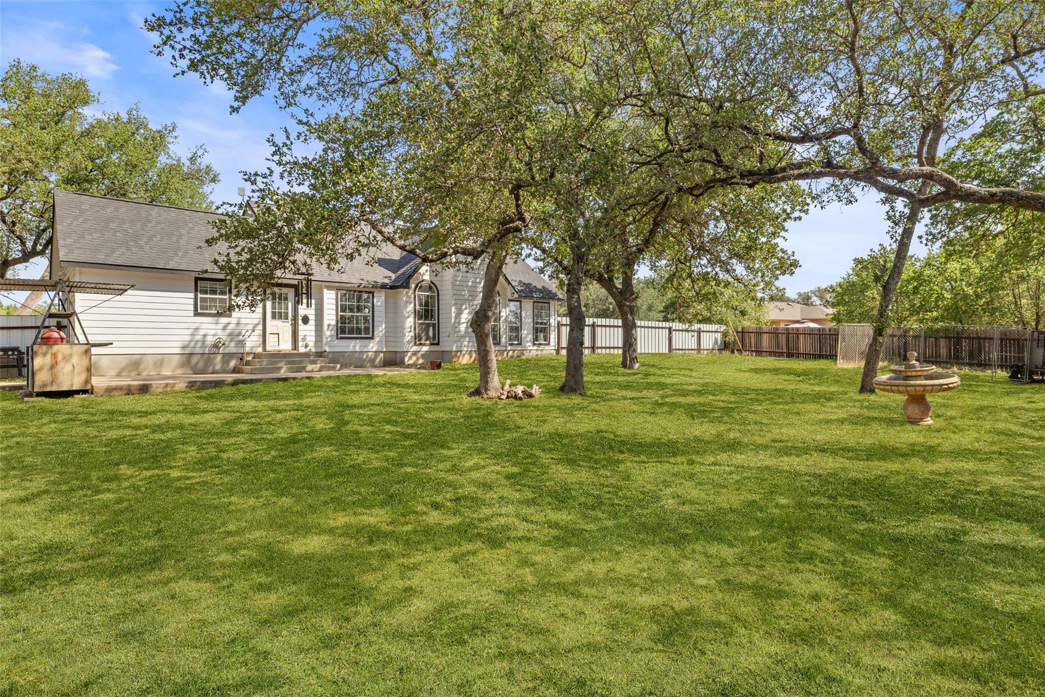 280 Stonegate Dr, Johnson City, TX 78636