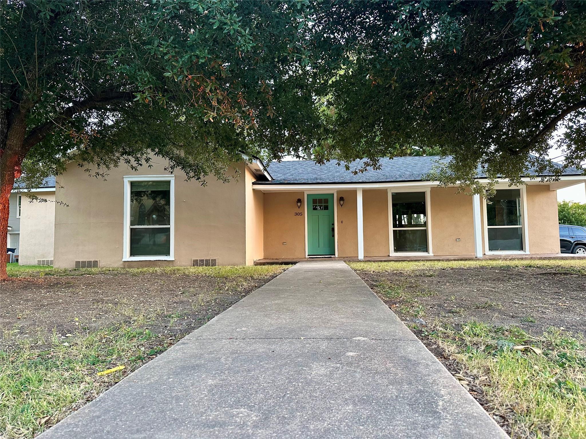 305 W Davilla St, Granger, TX 76530