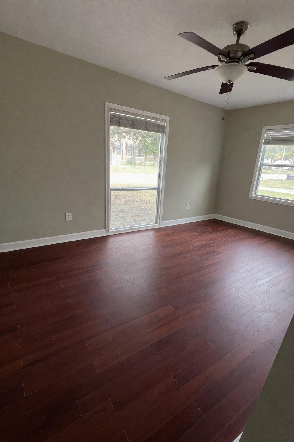 305 W Davilla St, Granger, TX 76530