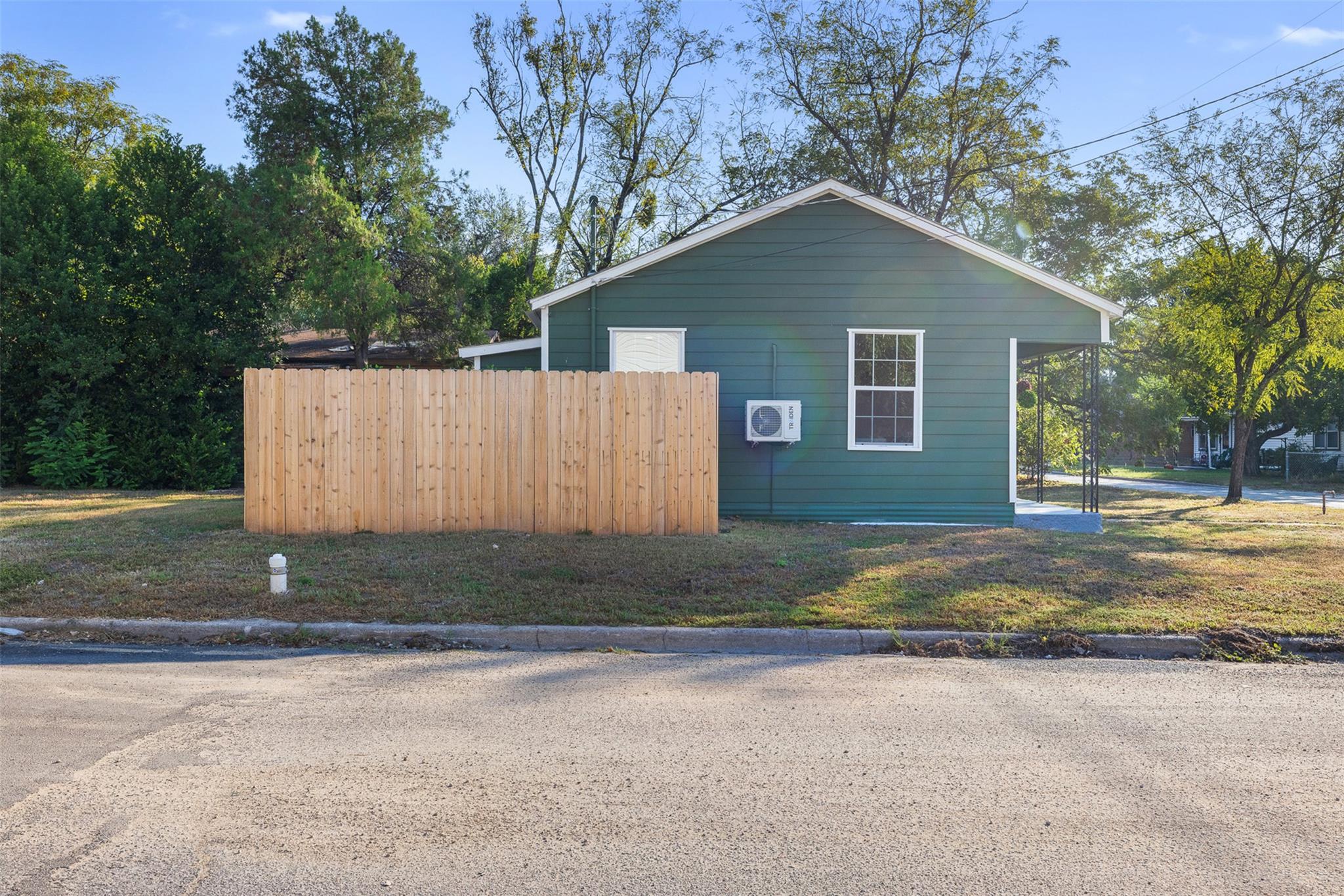 836 W Bell Ave, Rockdale, TX 76567