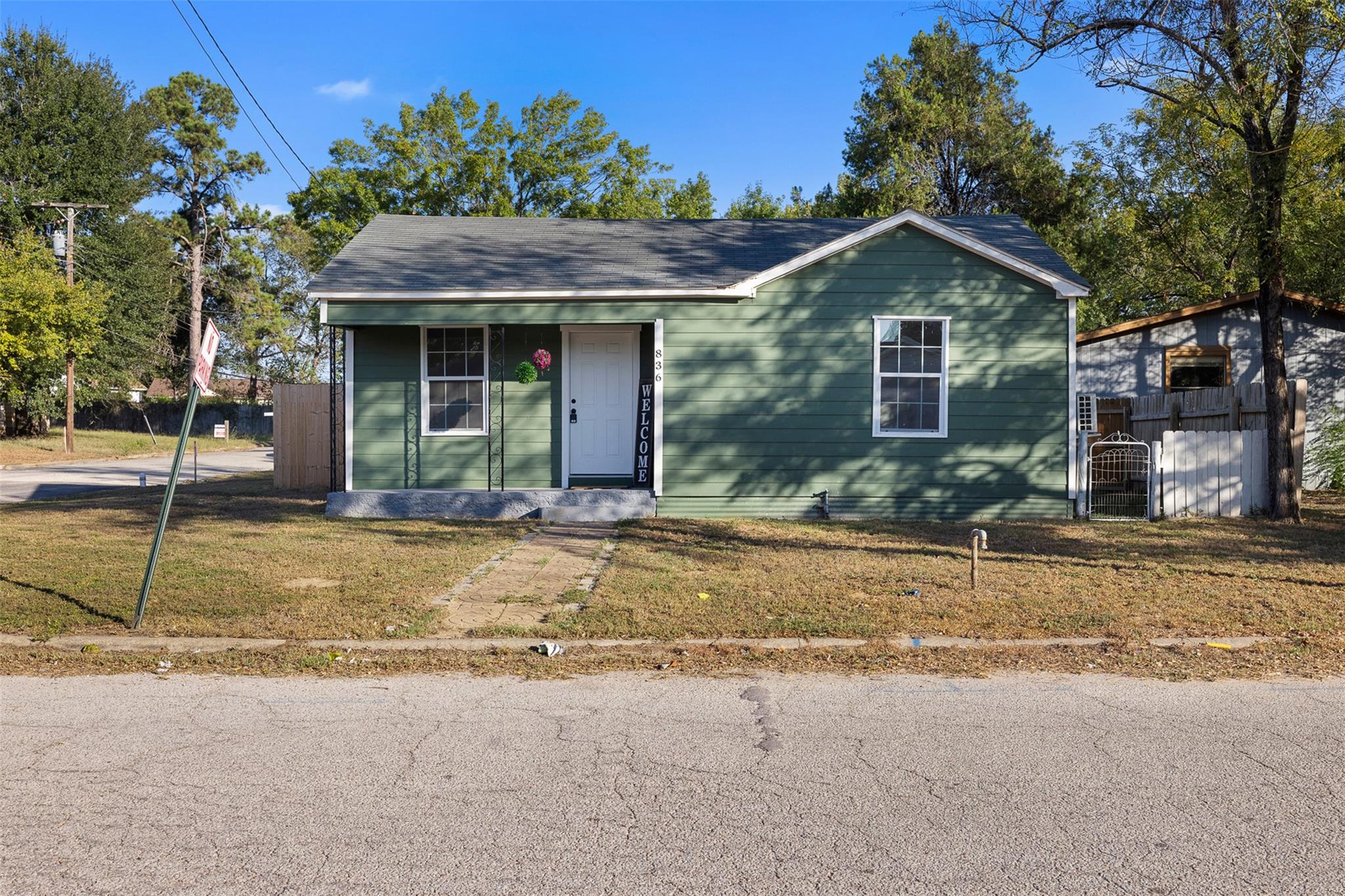 836 W Bell Ave, Rockdale, TX 76567