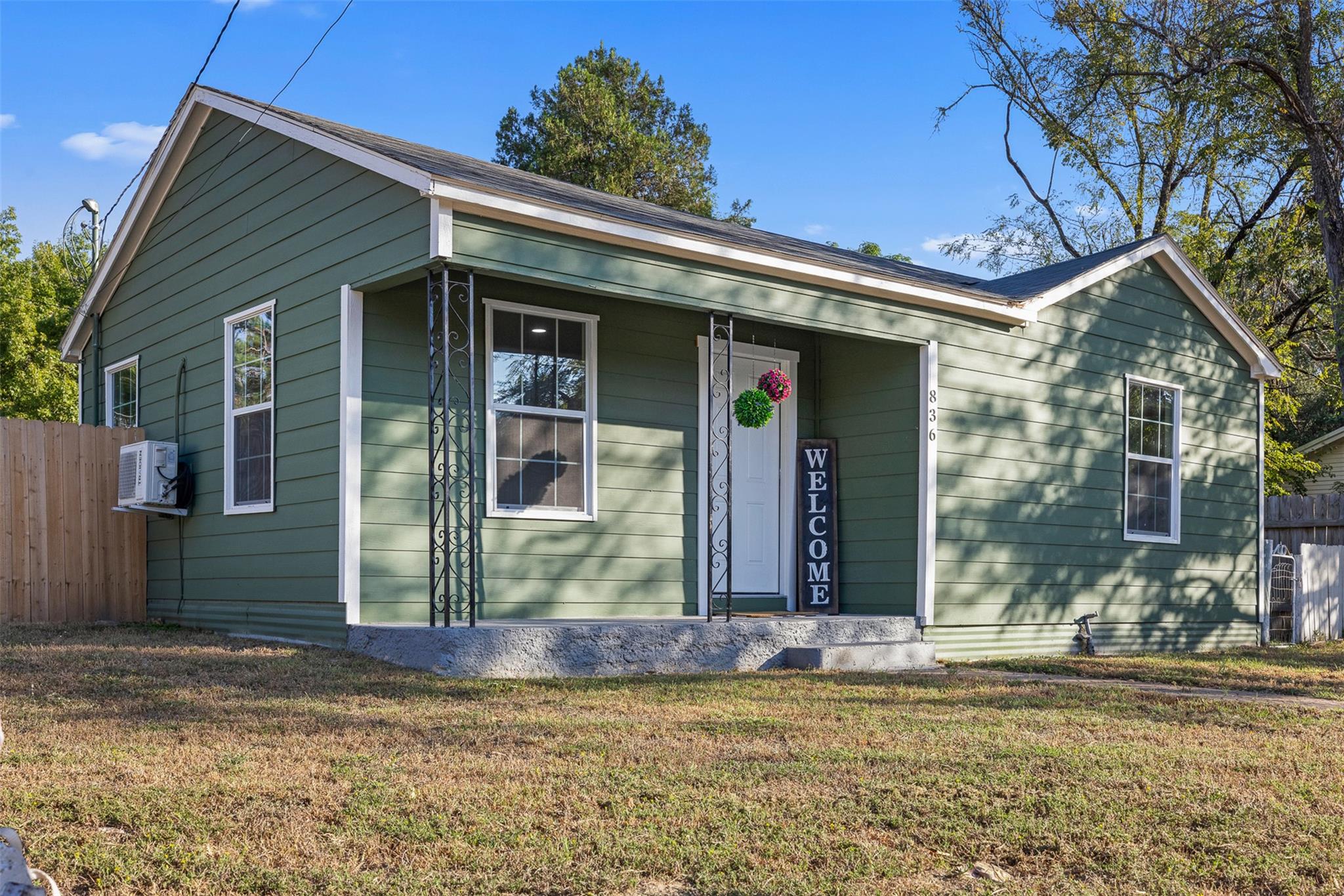 836 W Bell Ave, Rockdale, TX 76567