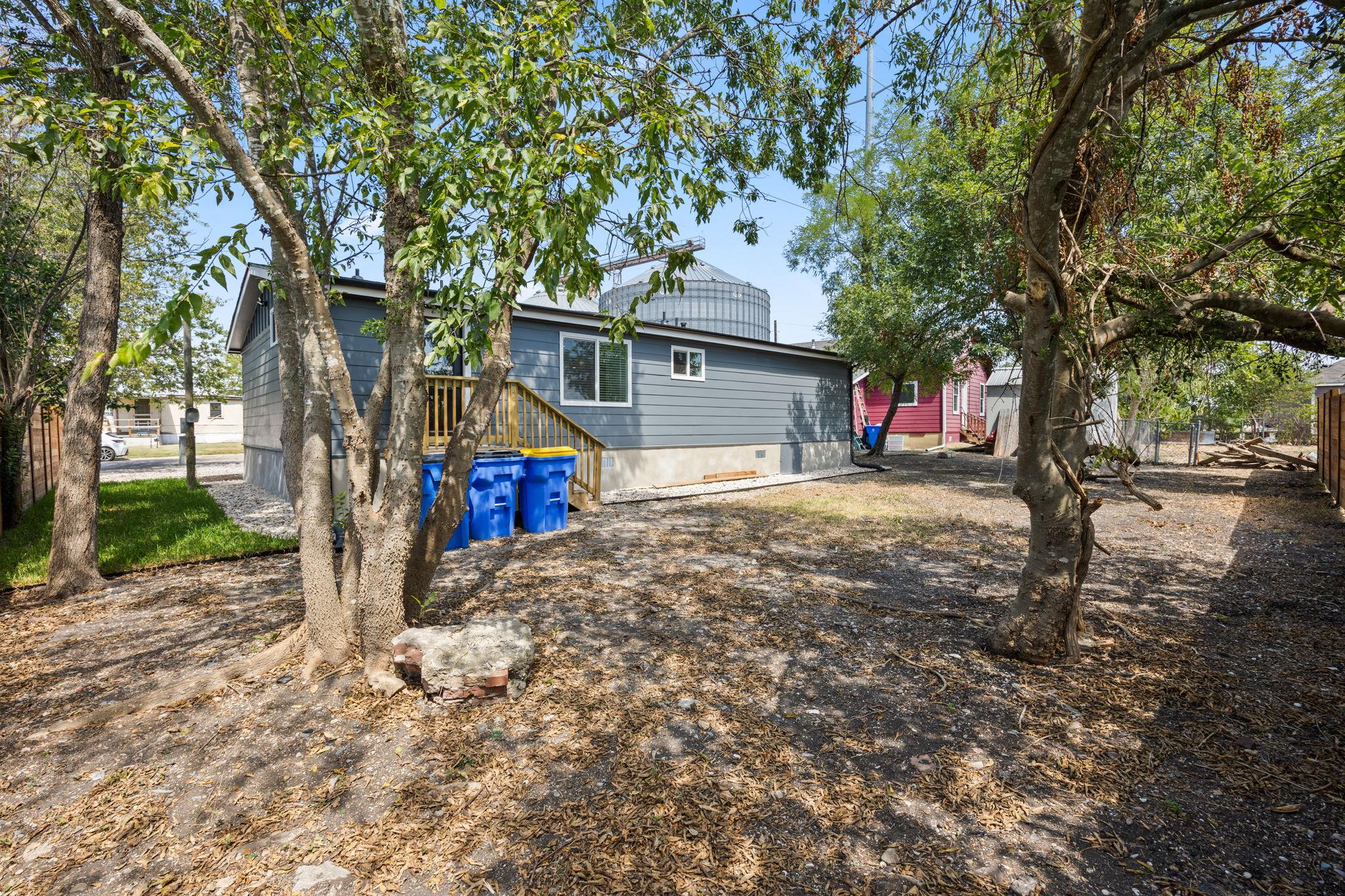 404 E Pecan St, Taylor, TX 76574