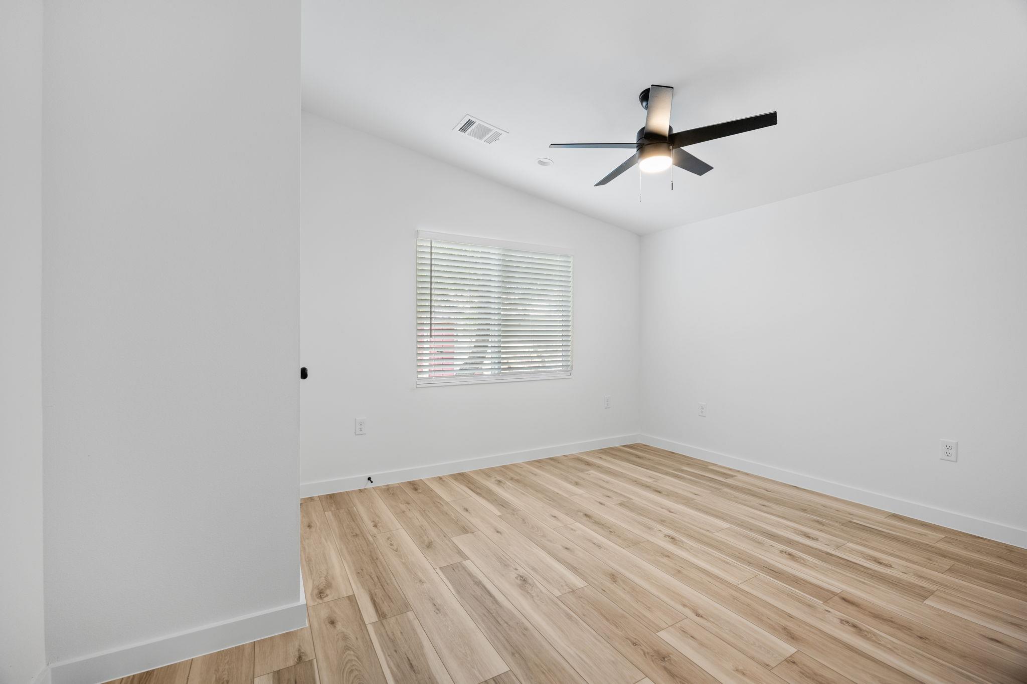 404 E Pecan St, Taylor, TX 76574