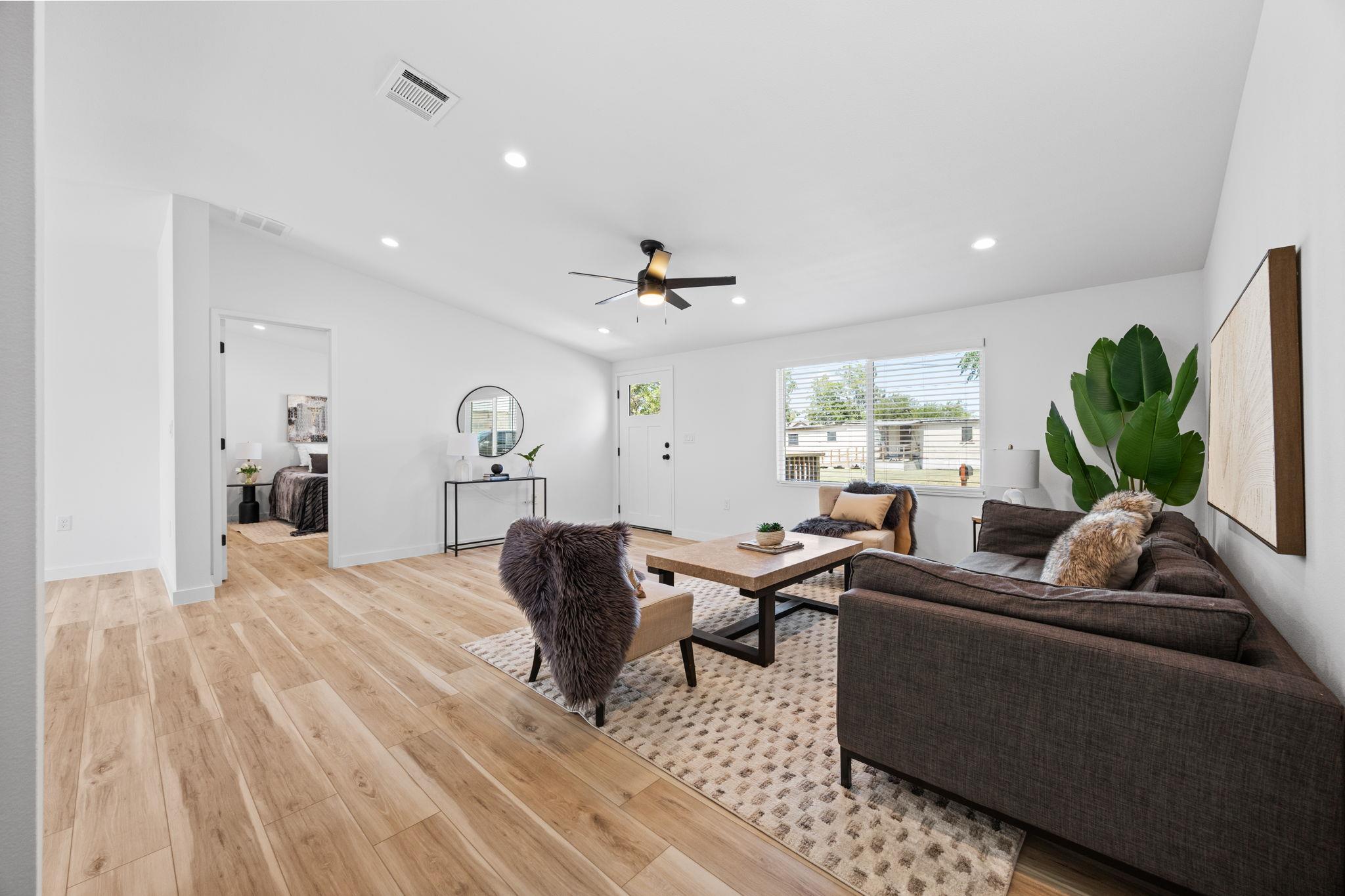 404 E Pecan St, Taylor, TX 76574