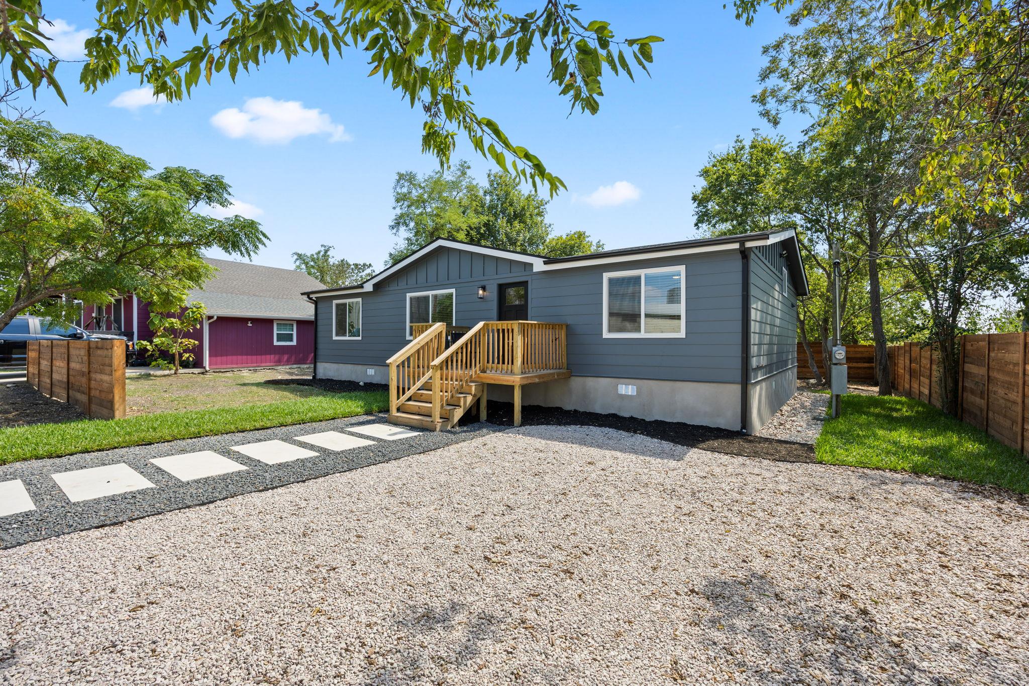 404 E Pecan St, Taylor, TX 76574