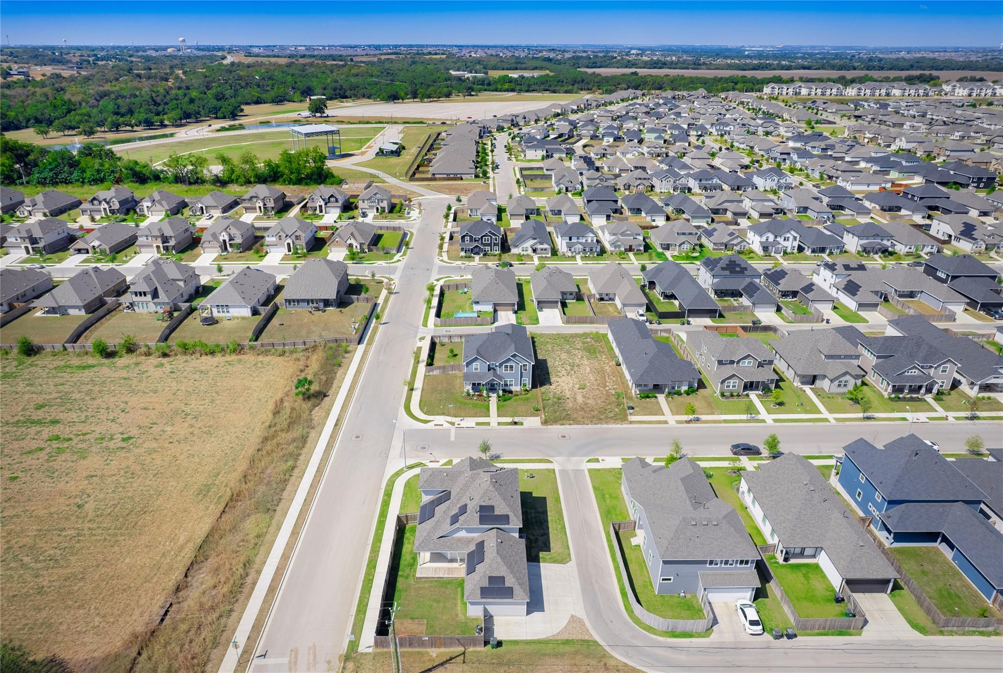 417 Ravens Crest Dr, Hutto, TX 78634