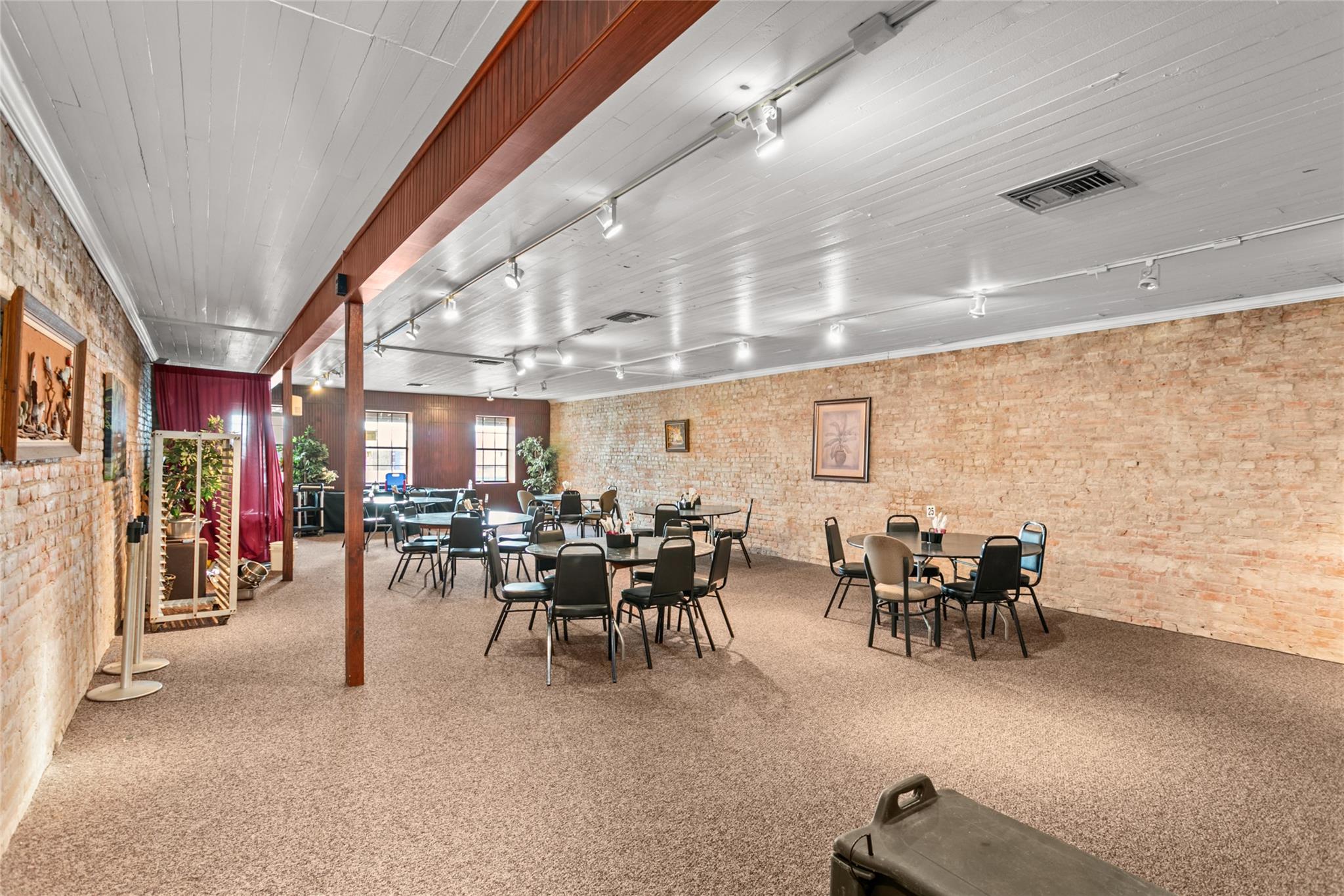 155 W Austin St, Giddings, TX 78942