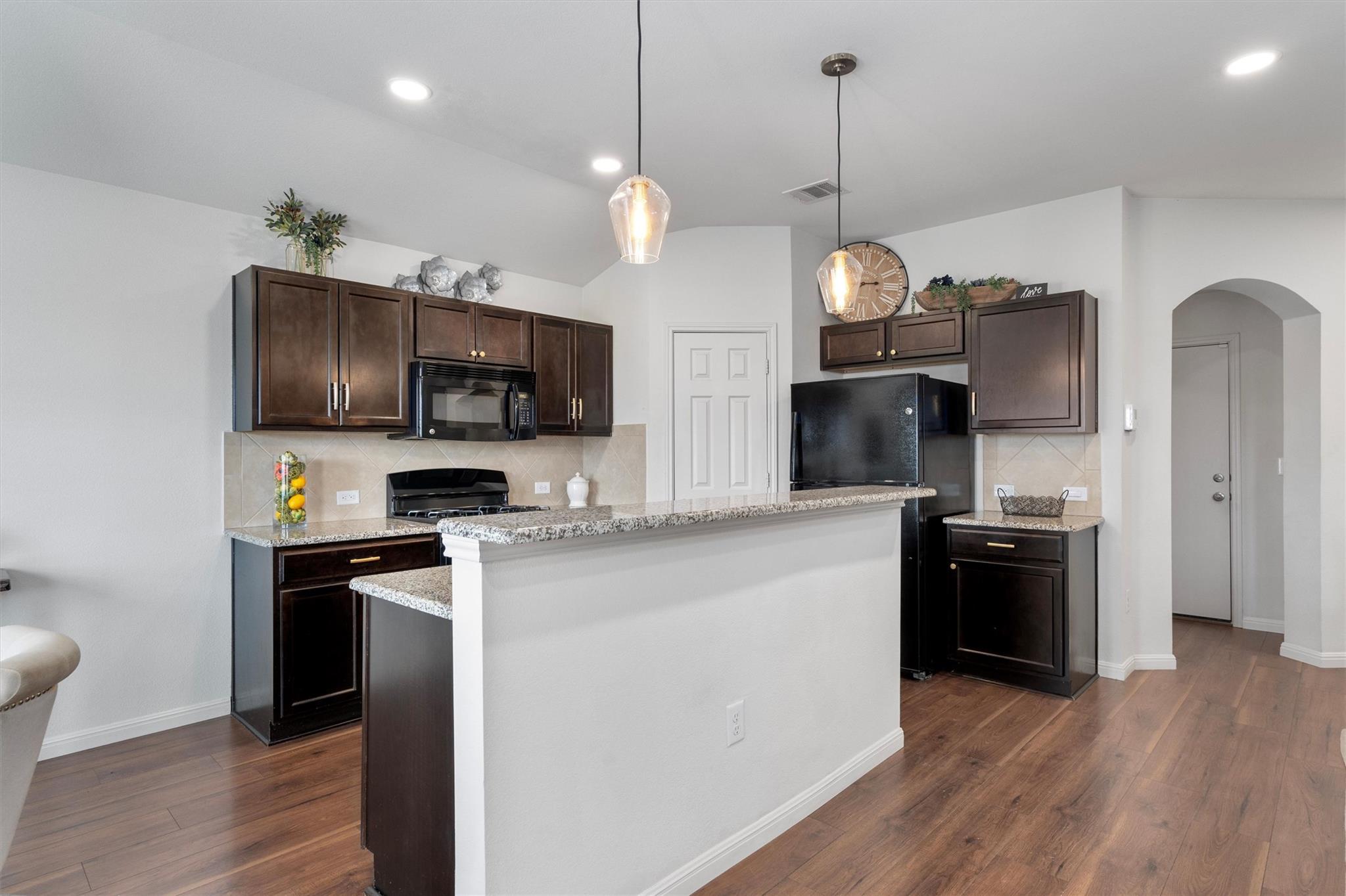 300 Camellia Dr, Hutto, TX 78634