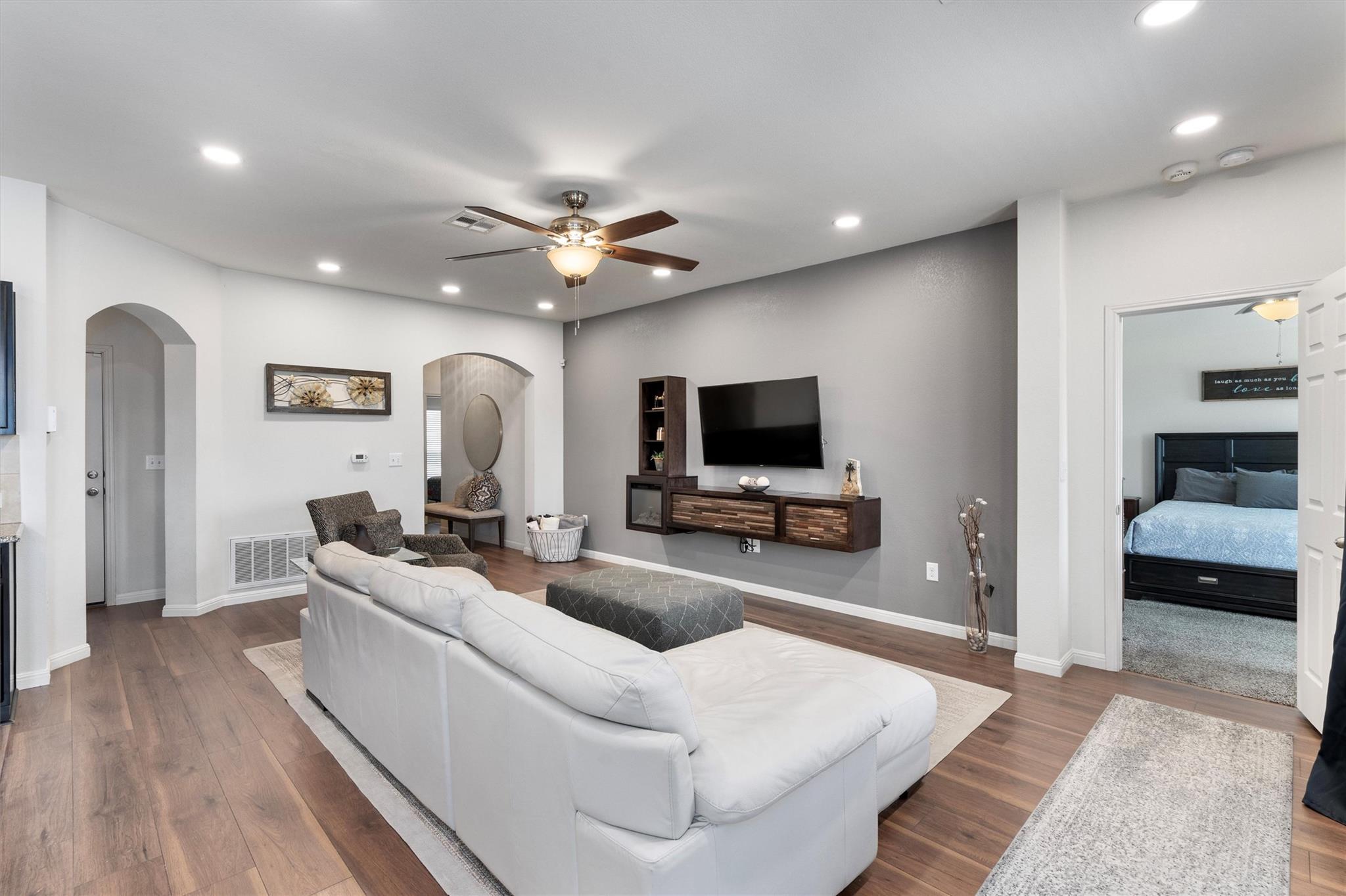 300 Camellia Dr, Hutto, TX 78634